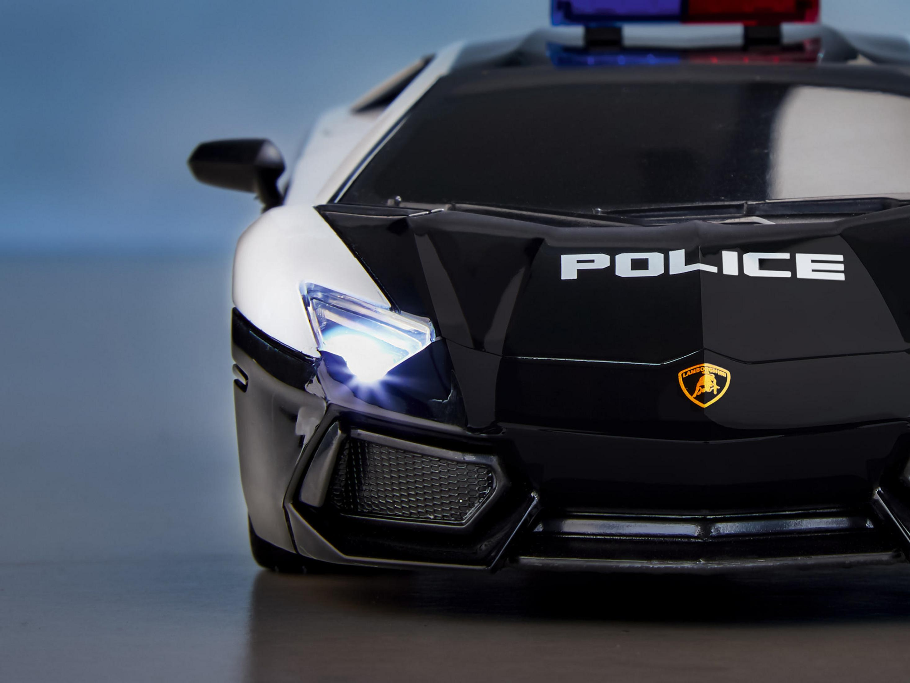 Nahaufnahme eines schwarz-weißen Polizeiautos mit Blinklichtern.