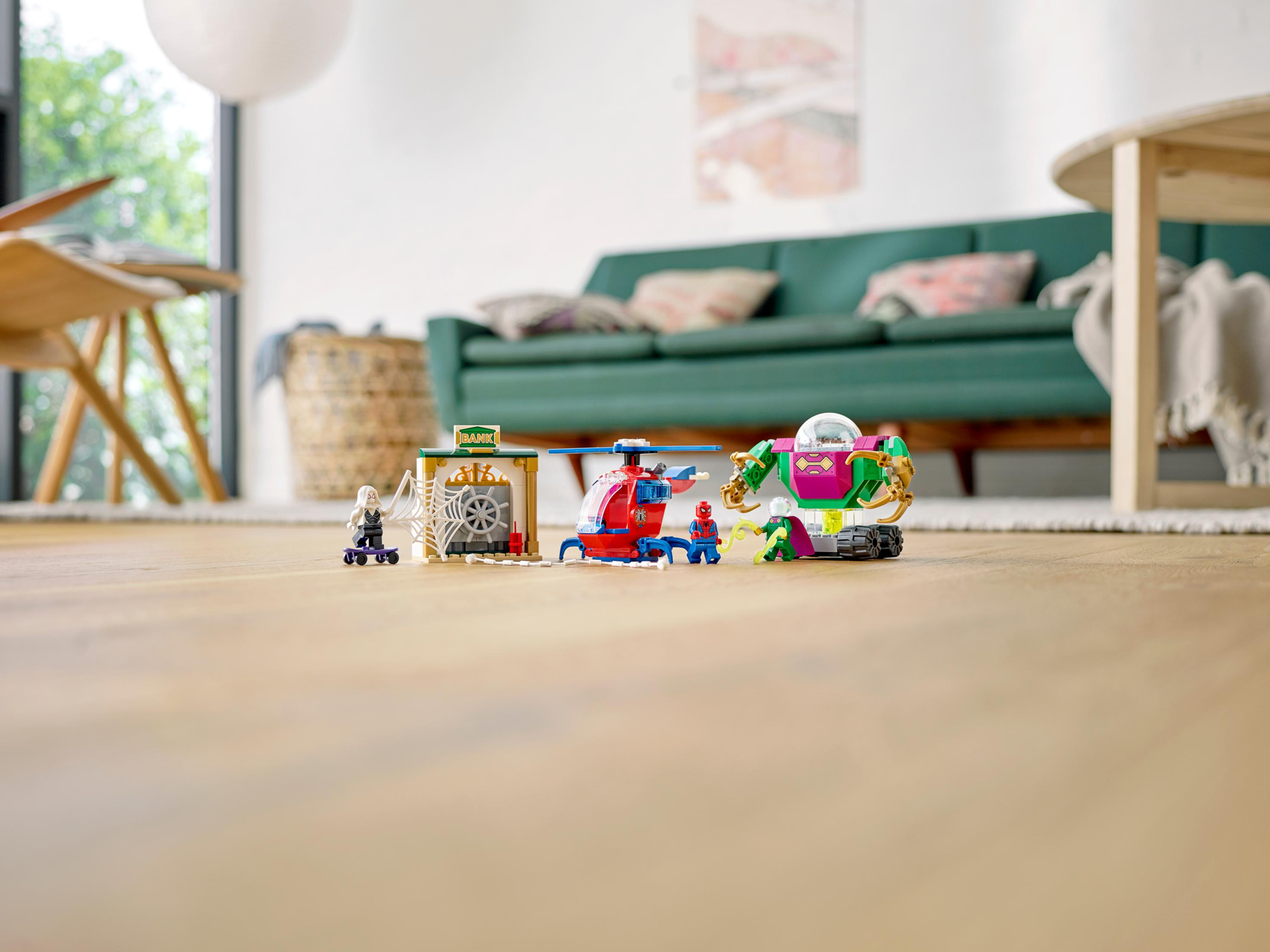 Ein Lego-Set mit Spider-Man-Figuren, einem Hubschrauber und einer Bank-Szene in einem Raum.