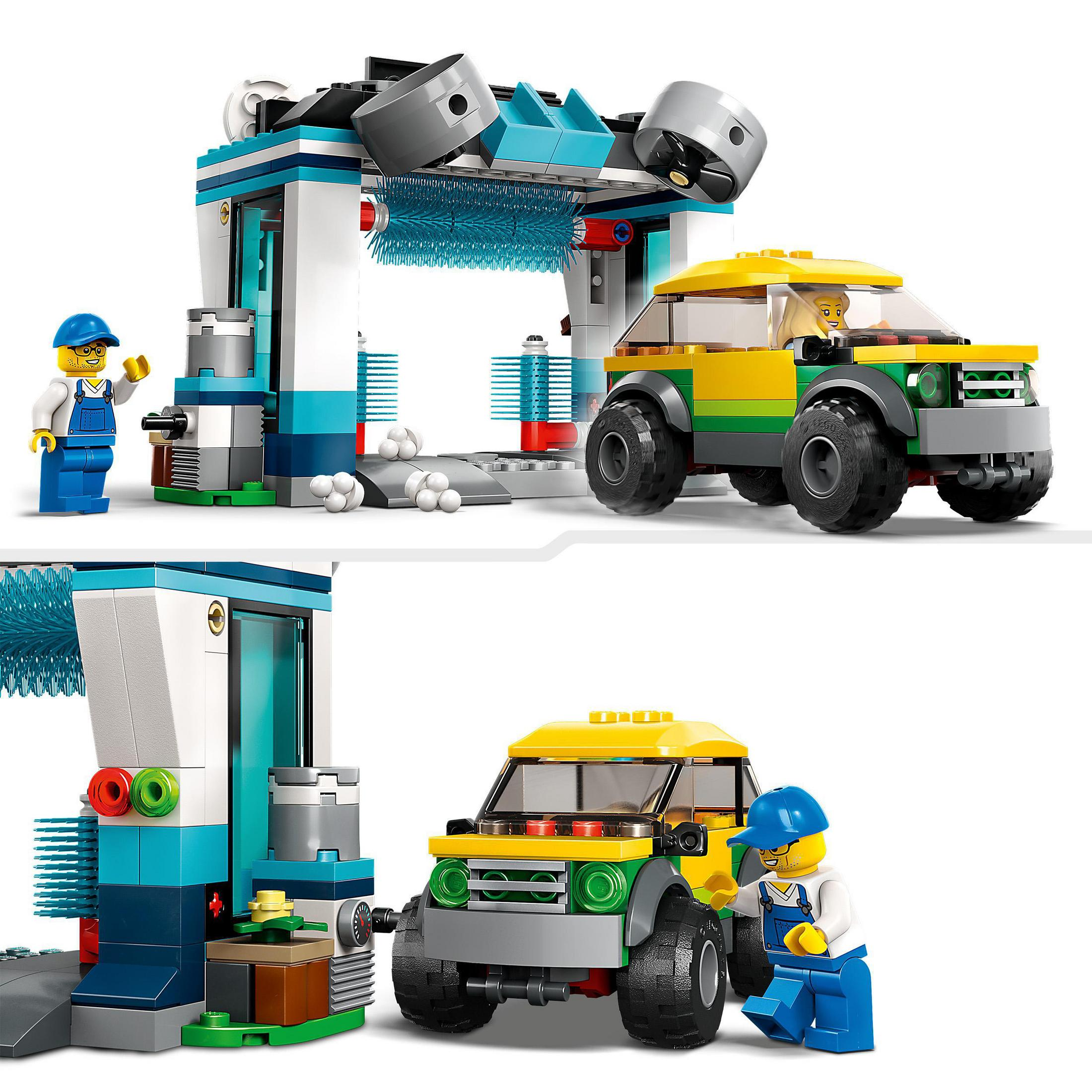 Ein gelb-grünes Lego-Auto wird gewaschen. Eine Arbeiterfigur steht daneben. Ein weiteres Auto ist im Bild.