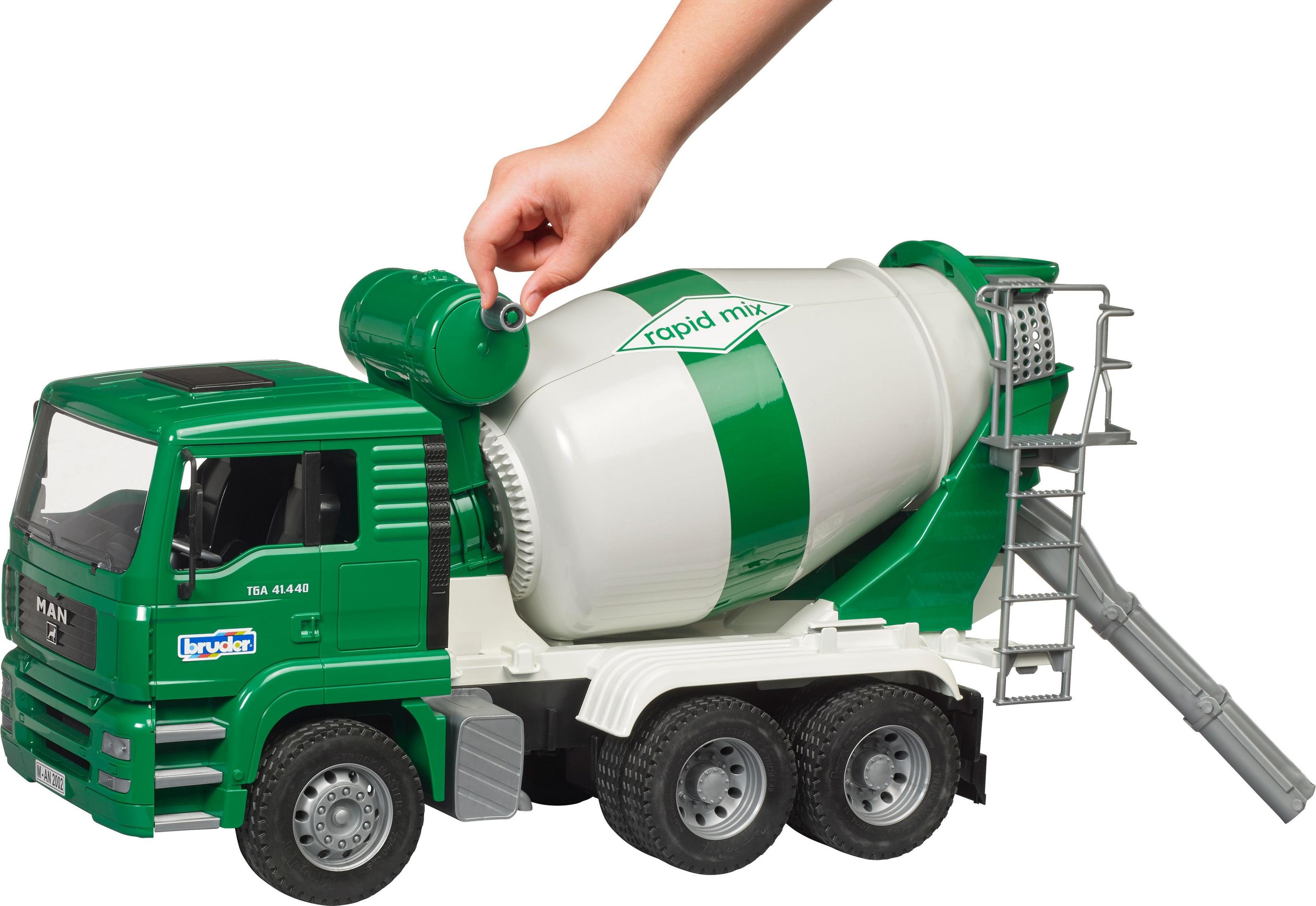 Grüner Spielzeug-Zementmischer-LKW mit einer Hand, die nach einem Hebel greift.