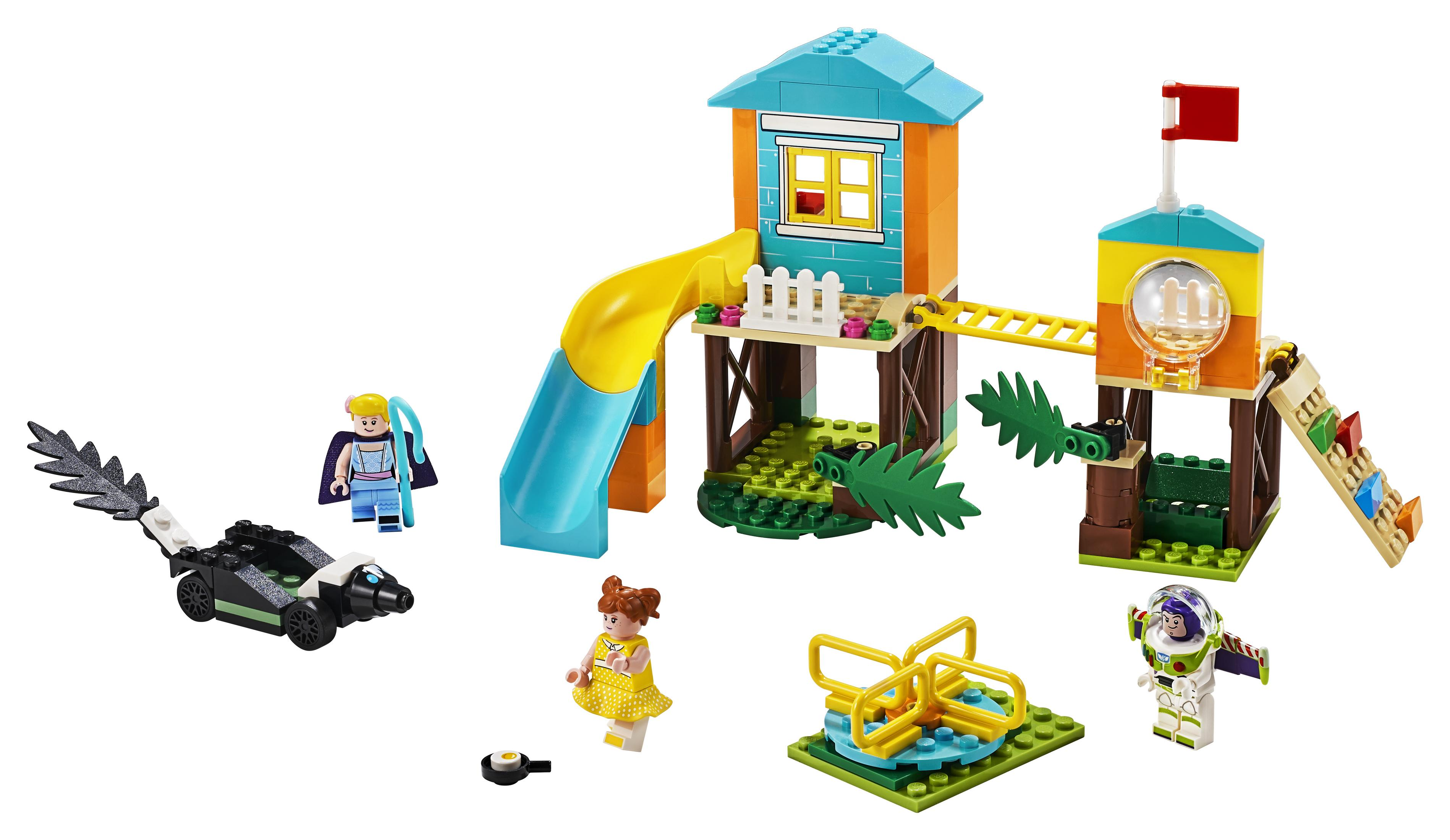Set di gioco Lego Duplo con scivolo, casa e personaggi. Include un'auto e una giostra.