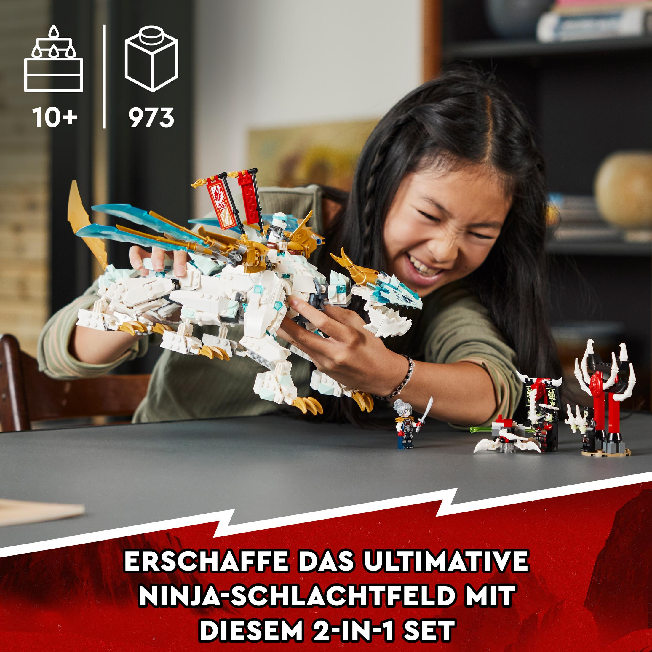 Ein Mädchen spielt mit einem Lego-Set mit einem weißen Drachen. Weiße und goldene Details.