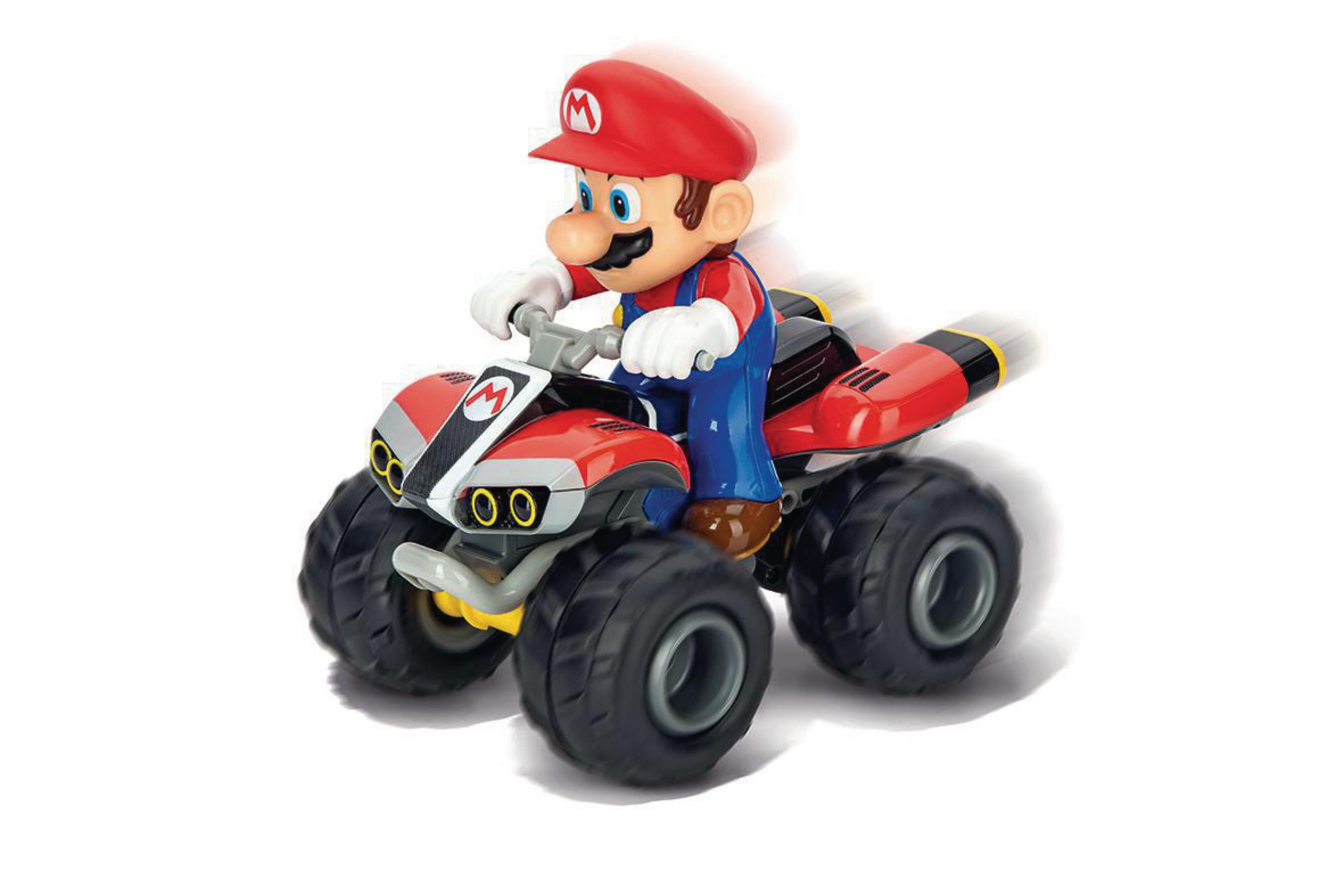 Mario montado en un ATV rojo sobre una superficie blanca. Mario sonríe y lleva su gorra icónica.