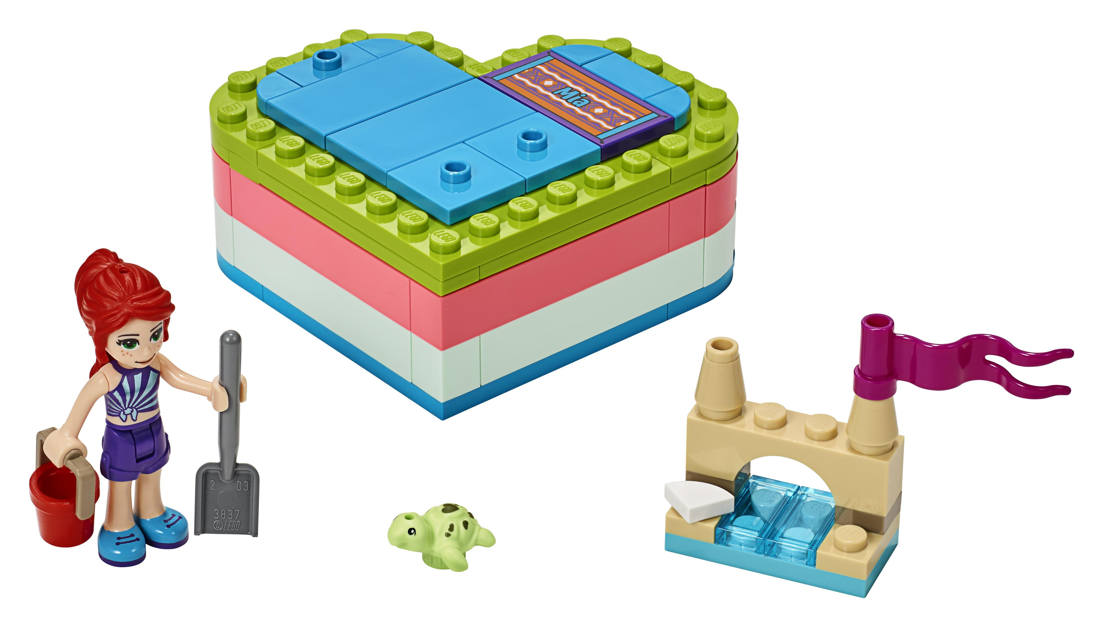 Zestaw Lego z podstawą w kształcie serca. Figurka dziewczynki trzyma łopatę i wiadro.