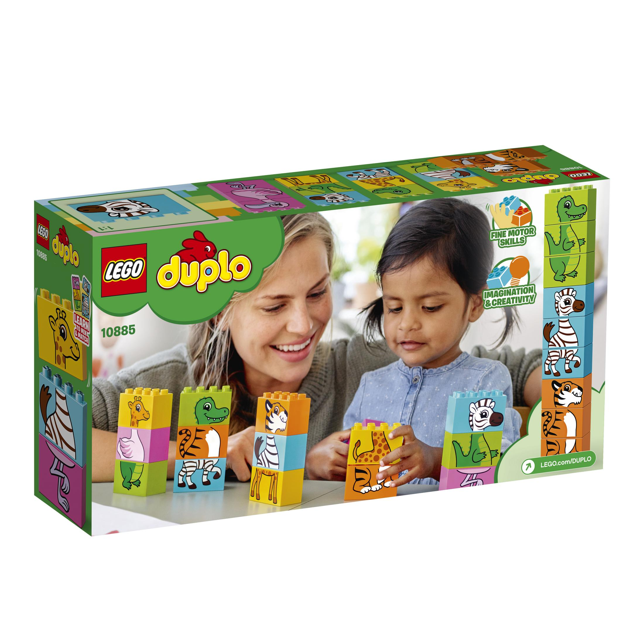 Mutter und Kind spielen mit bunten LEGO Duplo-Steinen und bauen Tierfiguren zusammen.
