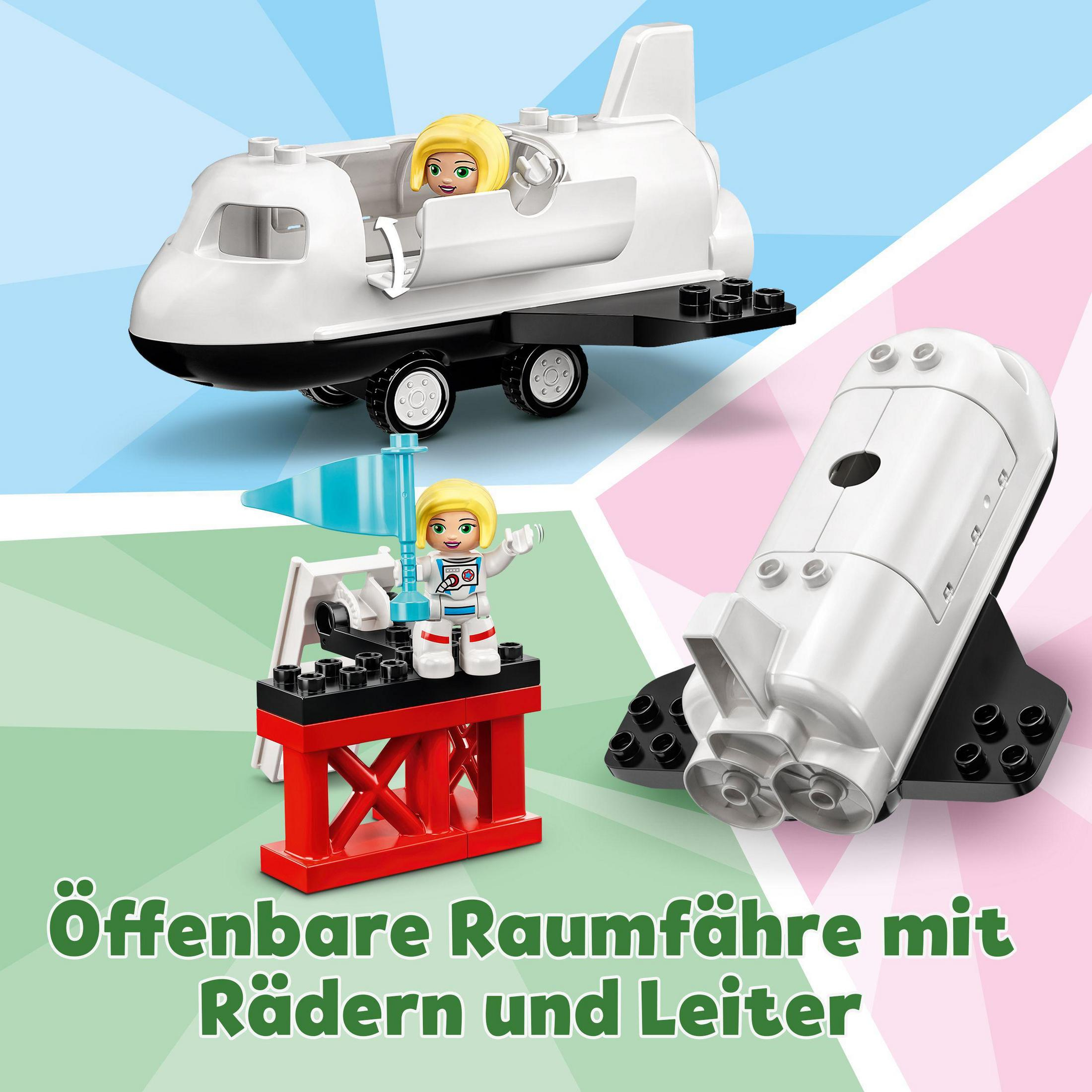 Ein weiß-schwarzes Lego-Weltraumshuttle-Spielzeug mit Rampe und Astronautenfiguren. Rosa und blauer Hintergrund.