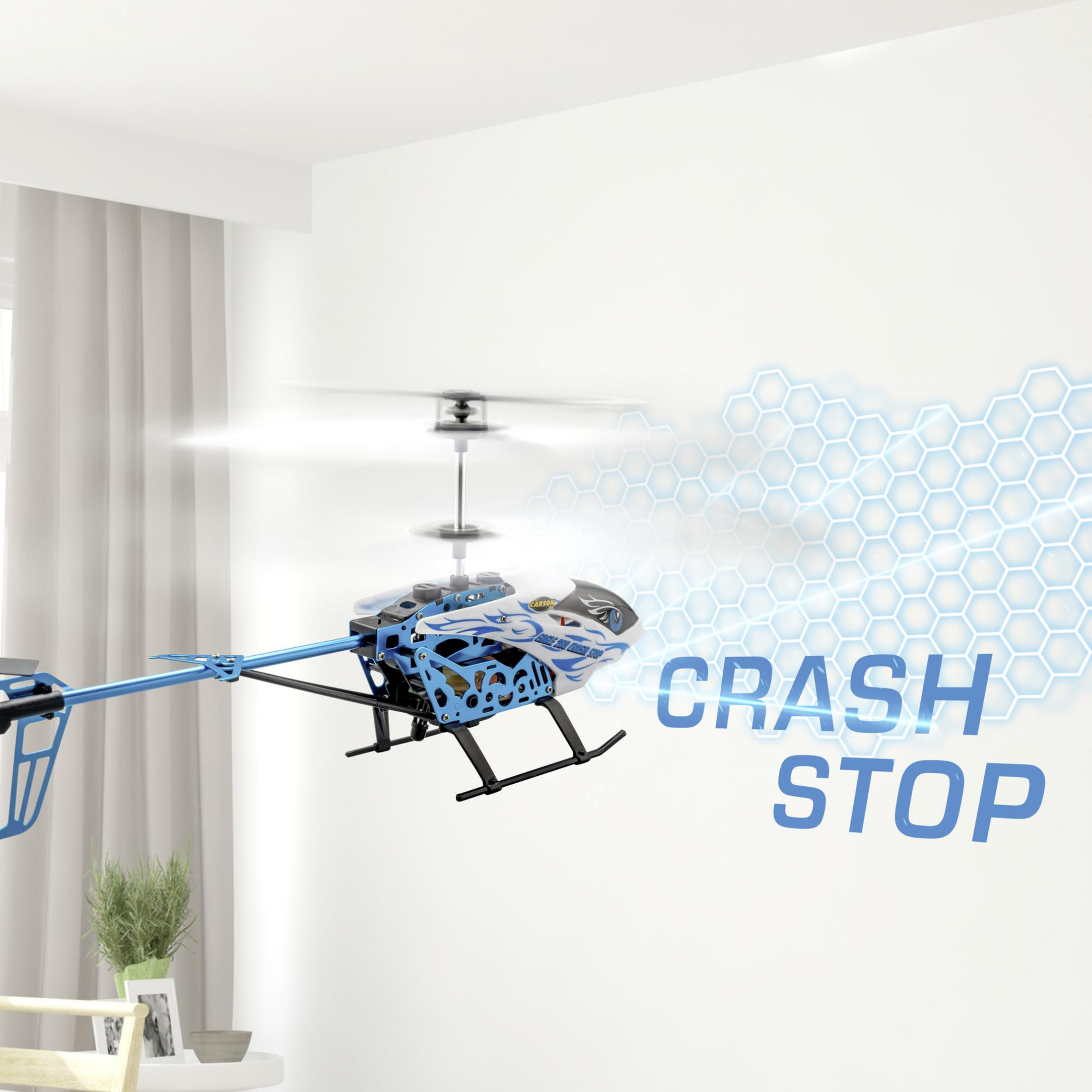 Ein blau-weißer ferngesteuerter Hubschrauber im Flug, mit dem Schriftzug "CRASH STOP".
