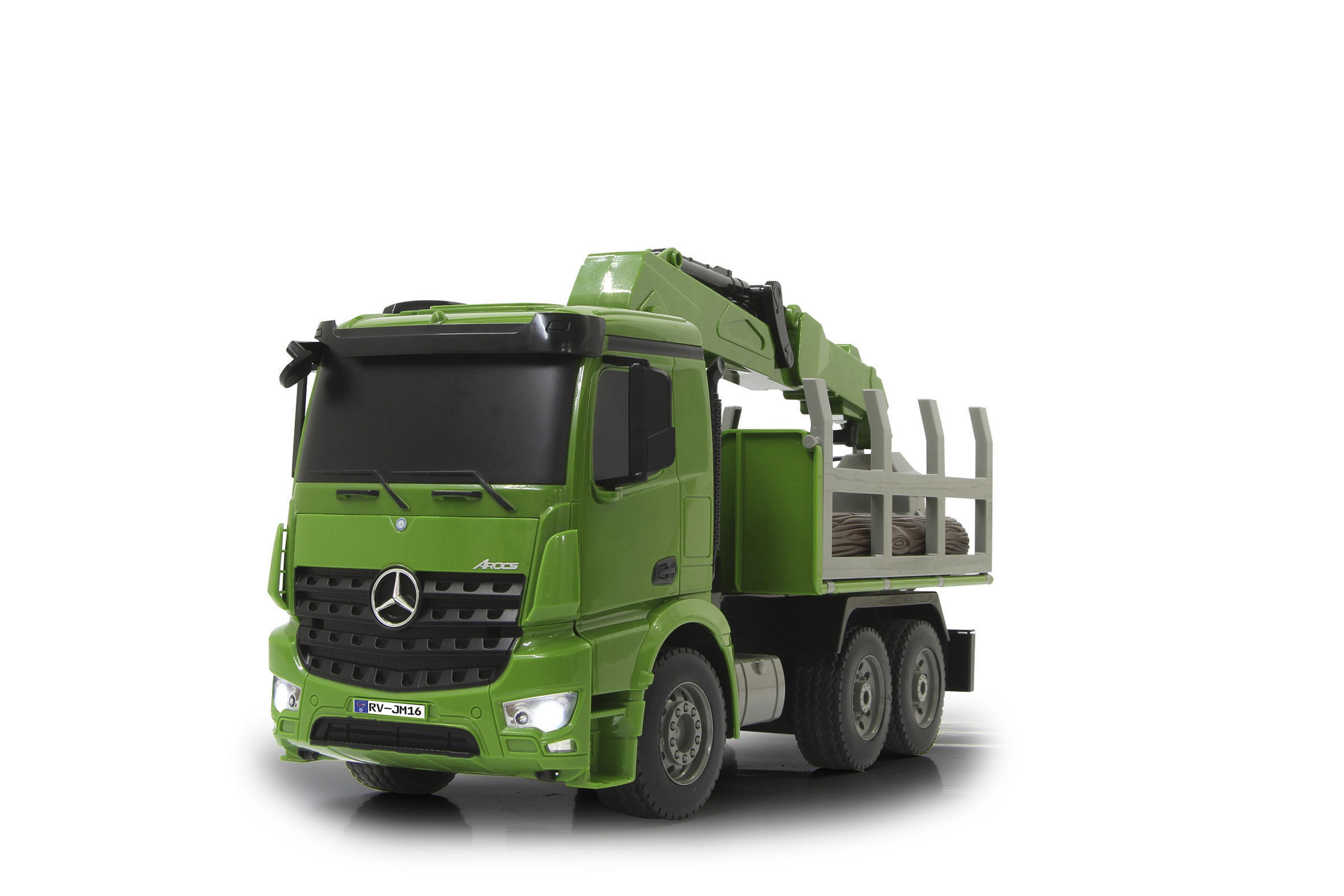 Grüner Mercedes-LKW mit Kran und Baumstämmen auf weißem Hintergrund.