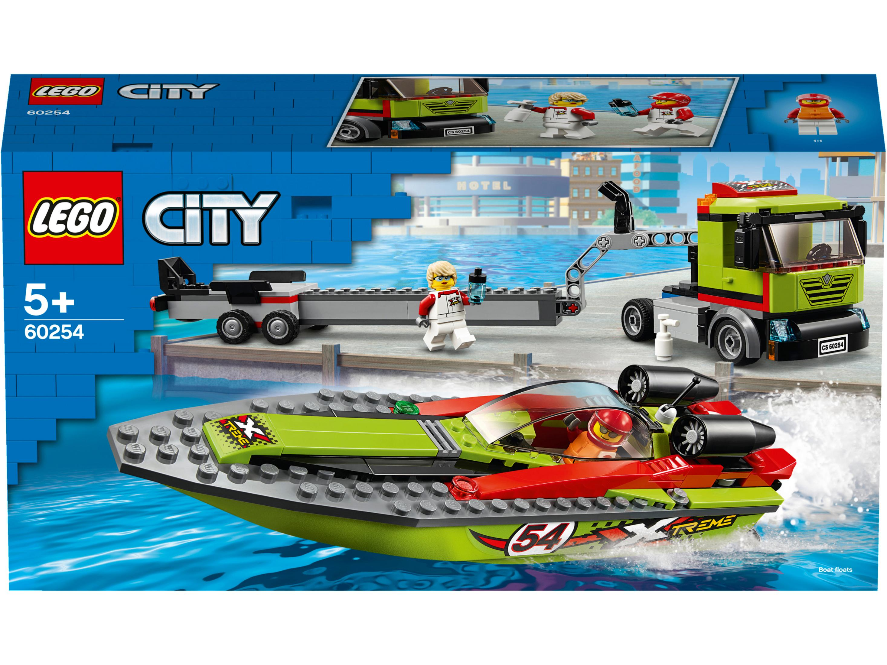 Scatola del set Lego City, una barca e un camion. Colori verde, rosso e bianco. Una persona al centro.