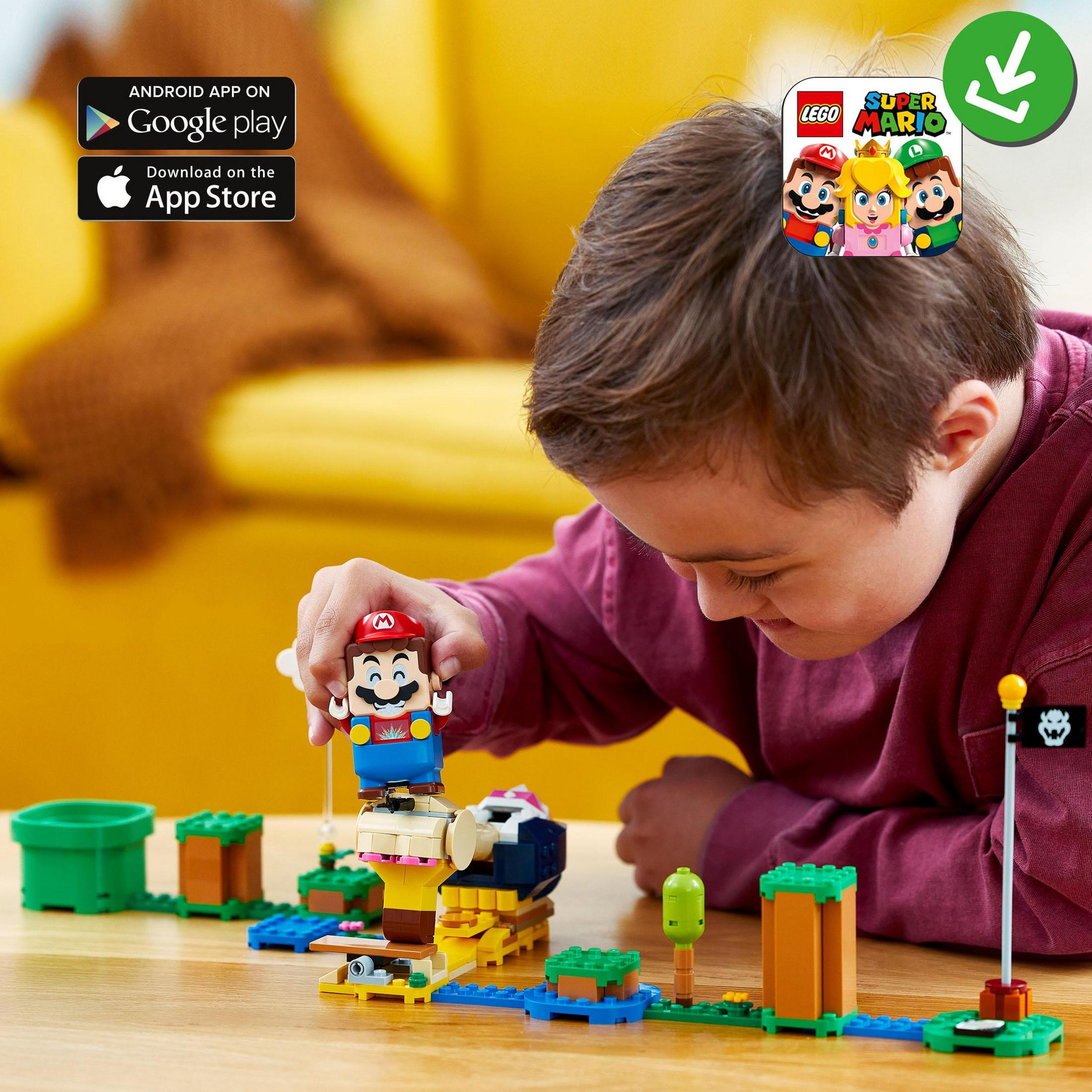Ein Kind spielt mit einem Lego Super Mario Set mit Mario-Figur und Blöcken.