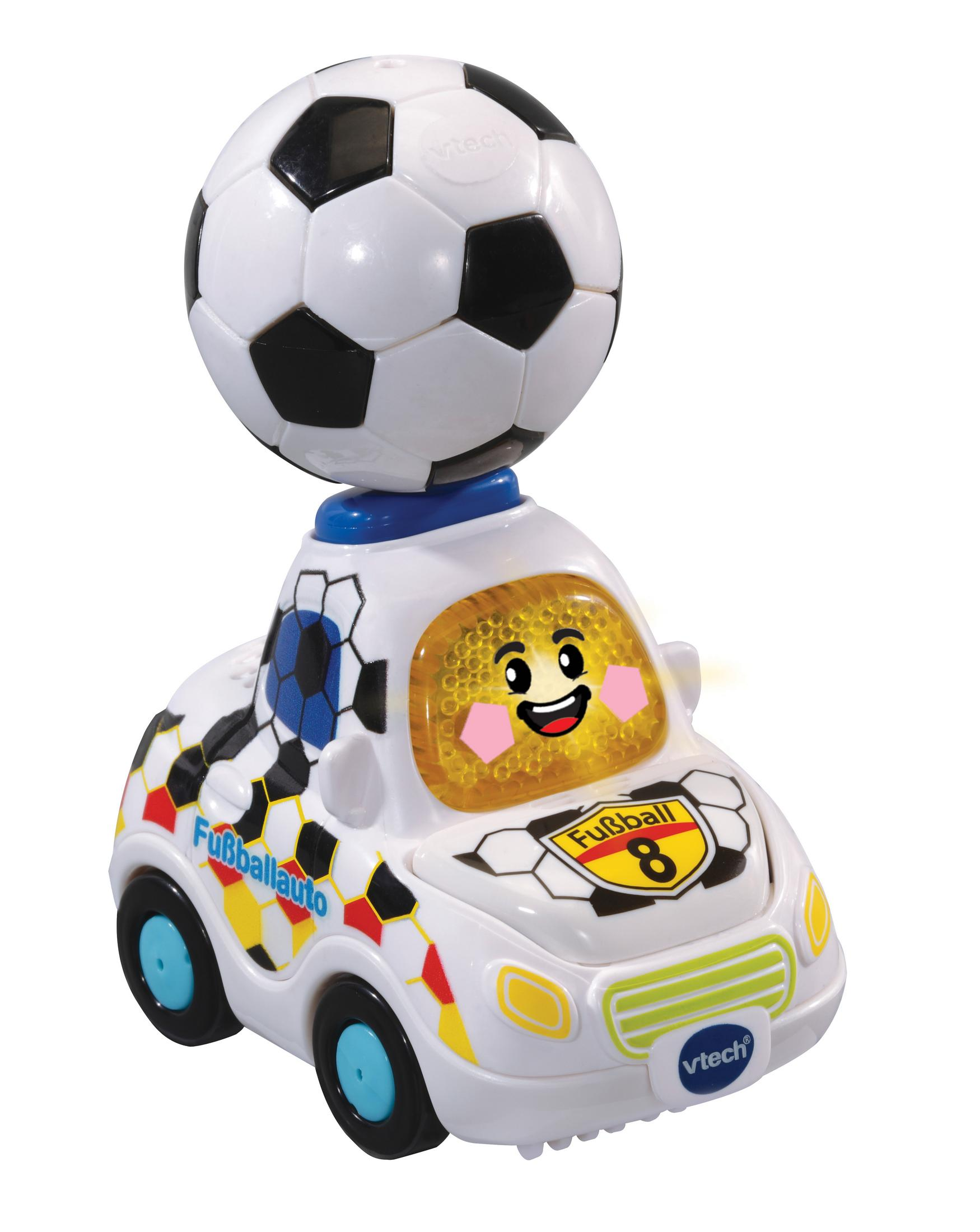 Ein weißes Spielzeugauto mit einem Fußball oben drauf. Es hat schwarz-weiße Markierungen und ein lächelndes Gesicht.