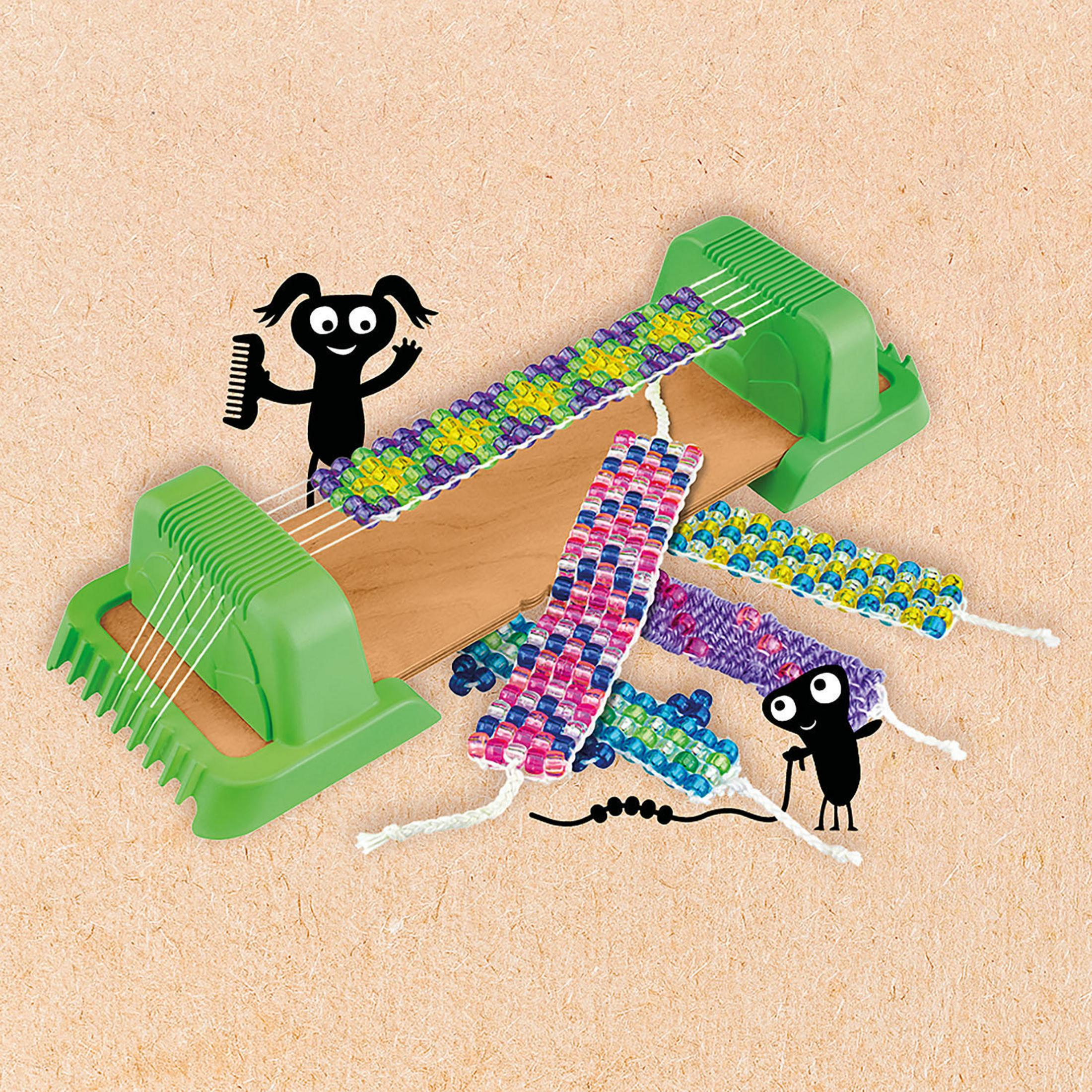 Un'attività artigianale con braccialetti di perline colorate e uno strumento per tessere. Sono aggiunte delle sagome.
