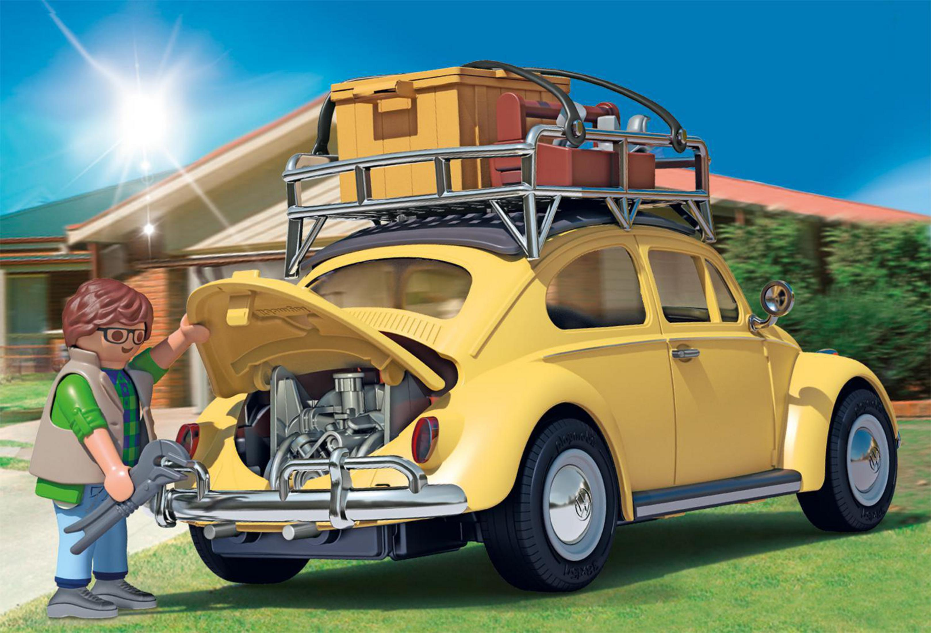 Un'auto gialla con un uomo che apre il bagagliaio. Una casa e il sole sullo sfondo.