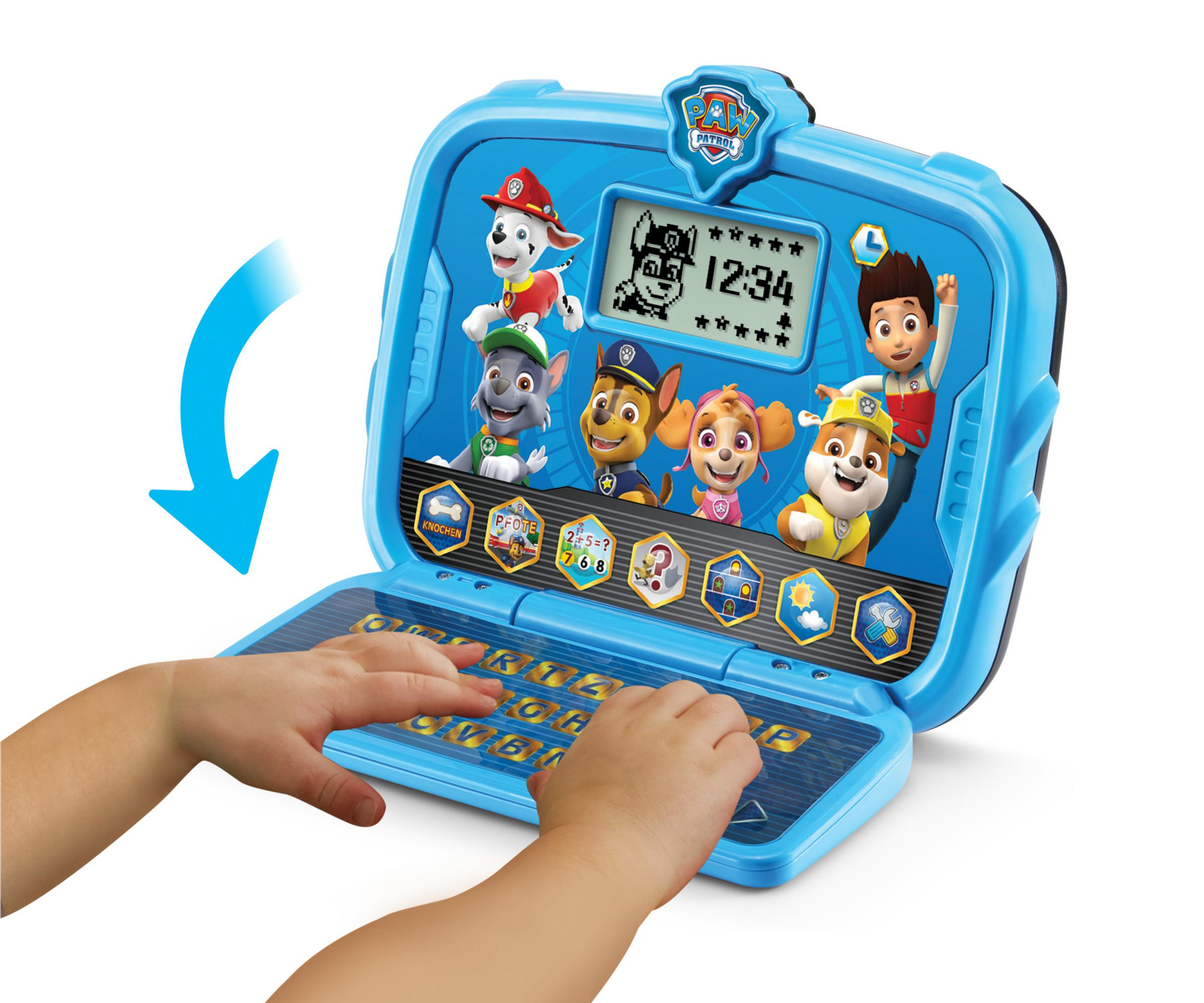 Ein Kind interagiert mit einem blauen Paw Patrol Lern-Laptop, der Charaktere und Zeit anzeigt.