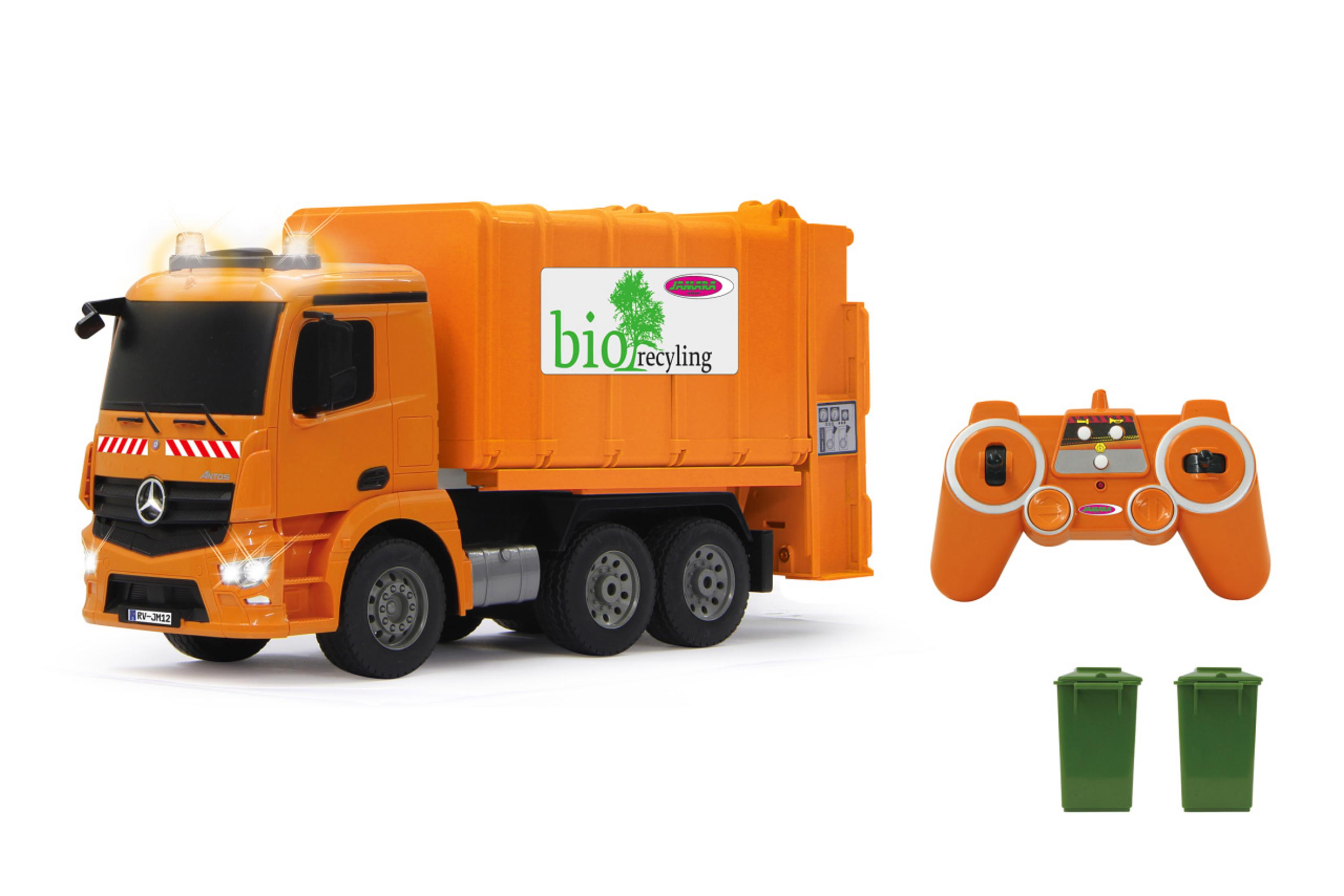 Ein orangefarbenes Müllwagen-Spielzeug mit Fernbedienung und zwei grünen Behältern.
