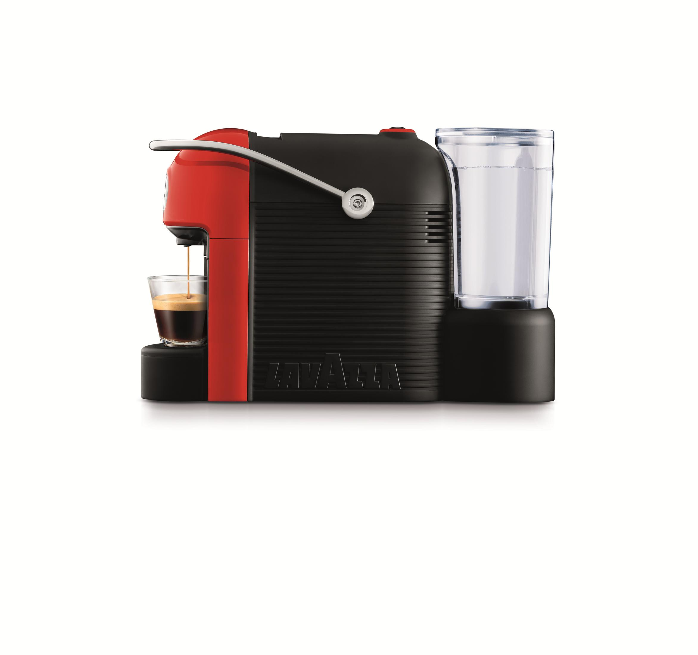 Eine rot-schwarze Lavazza Kaffeemaschine mit einer Glastasse und einem Wasserbehälter auf weißem Grund.