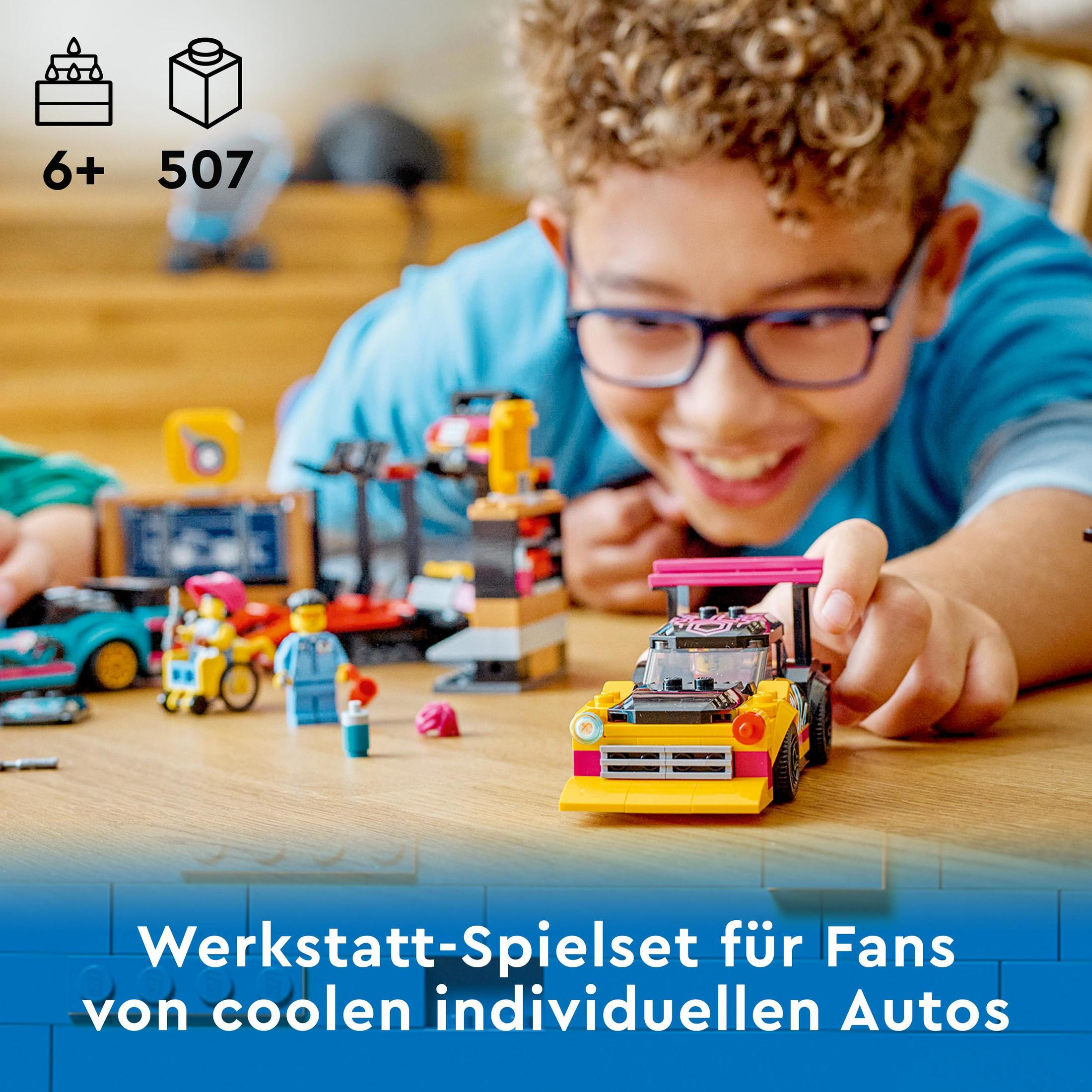 Ein Junge spielt mit einem gelben Spielzeugauto-Lego-Set, lächelt, mit anderen Lego-Teilen.