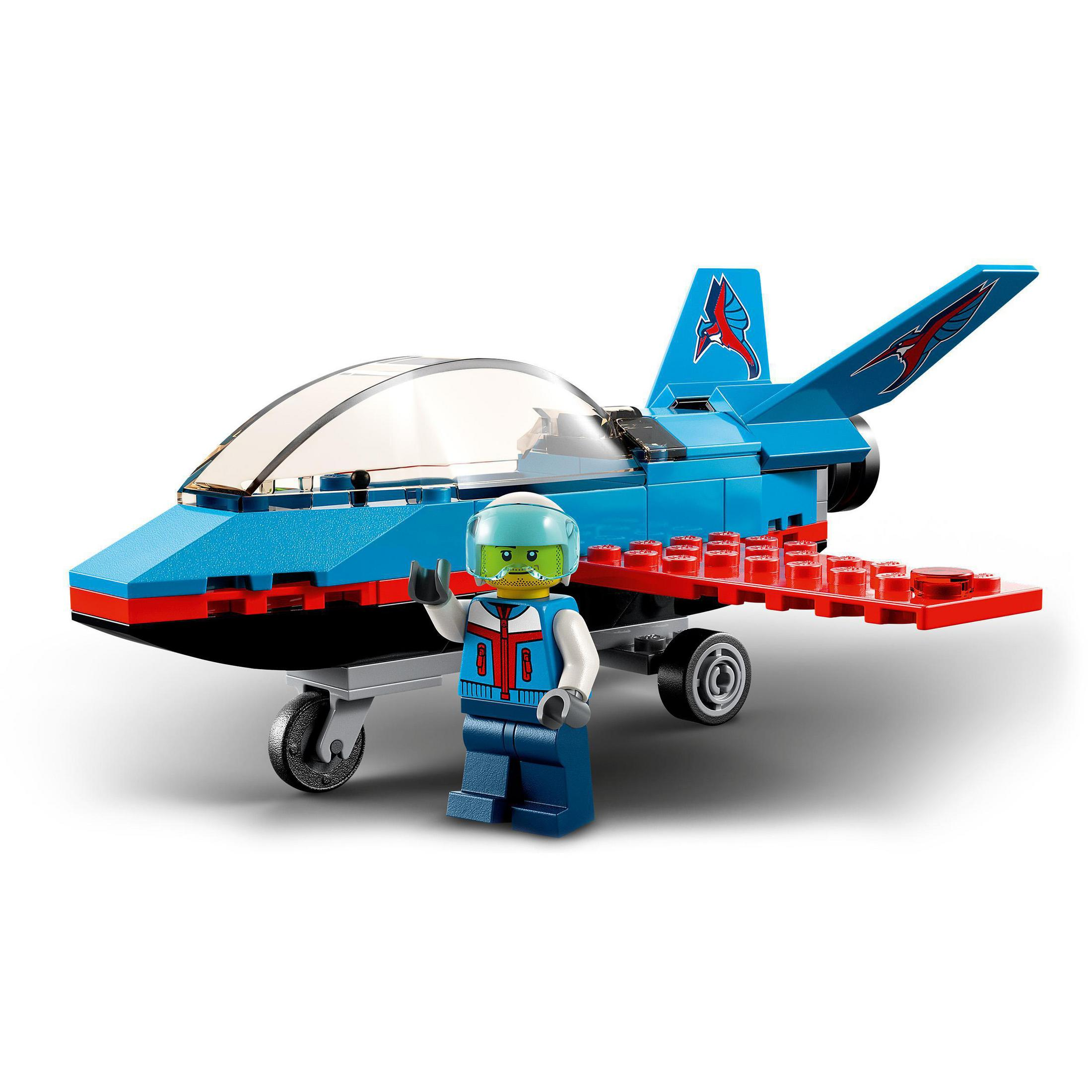 Ein Lego-Jet-Flugzeugmodell mit einer winkenden Pilotenfigur. Das Flugzeug ist blau und rot.