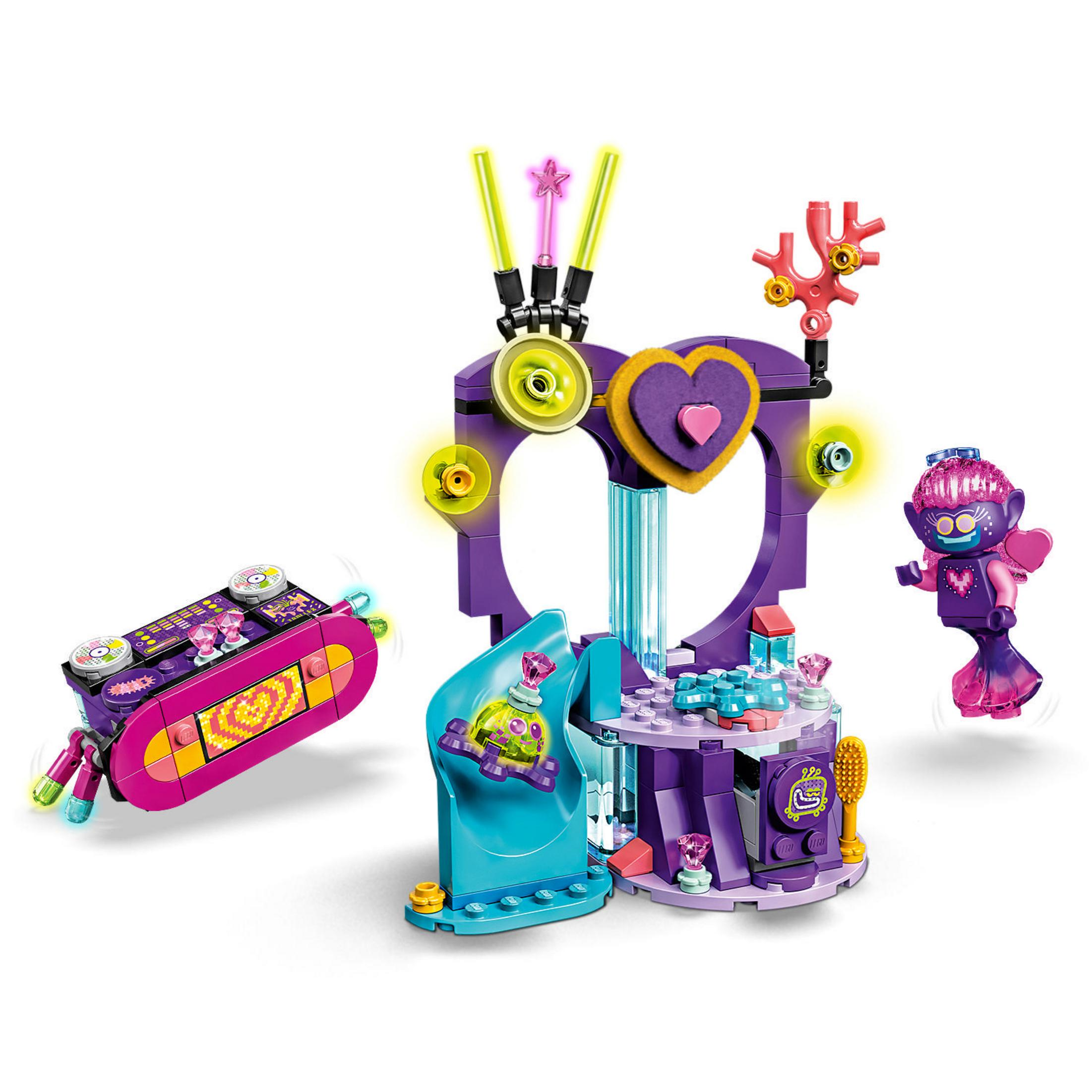 Zestaw Lego z fioletową sceną, różowym pojazdem i dwiema animowanymi postaciami.