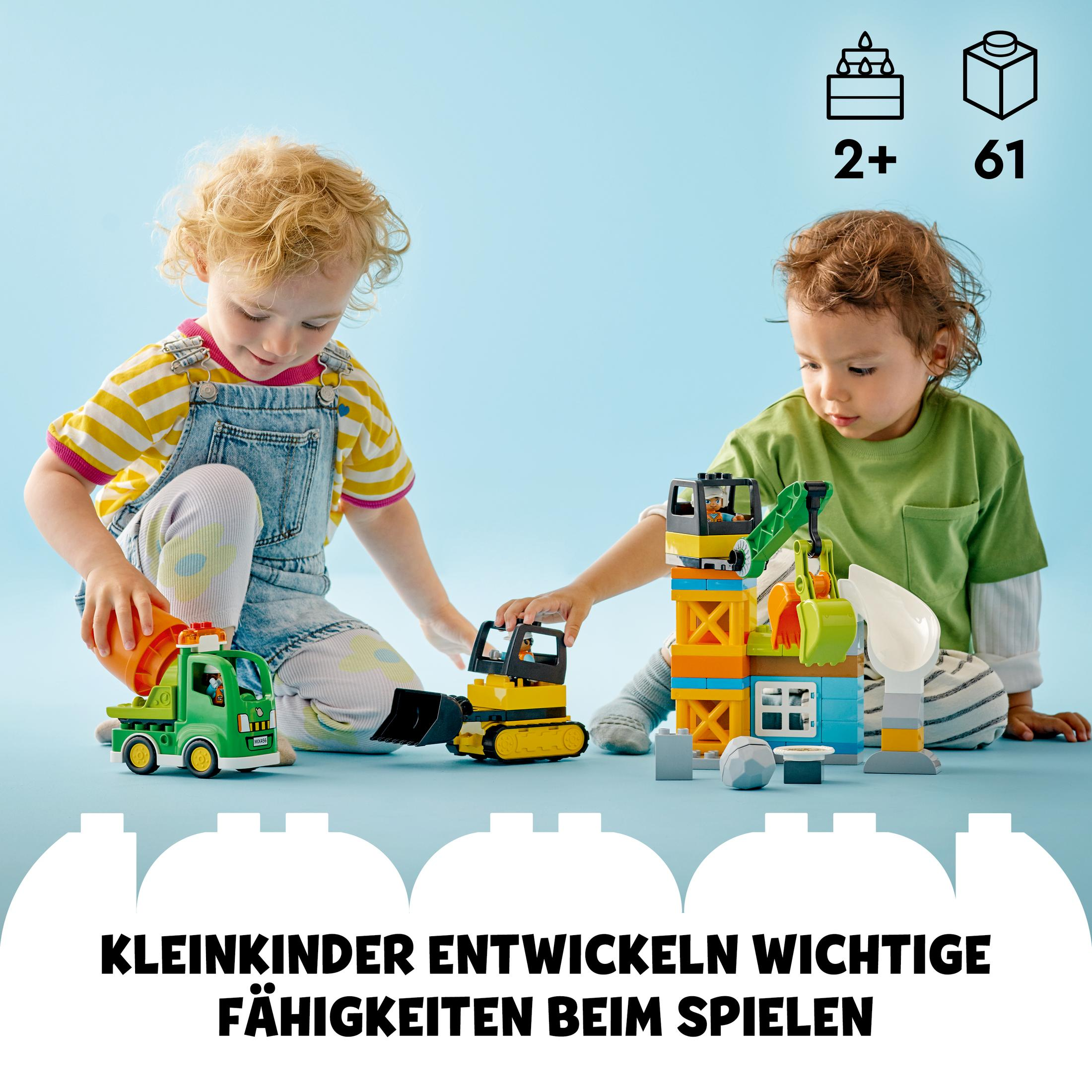Due bambini che giocano con un set di costruzioni Lego Duplo. Include un camion, una scavatrice e un cantiere.