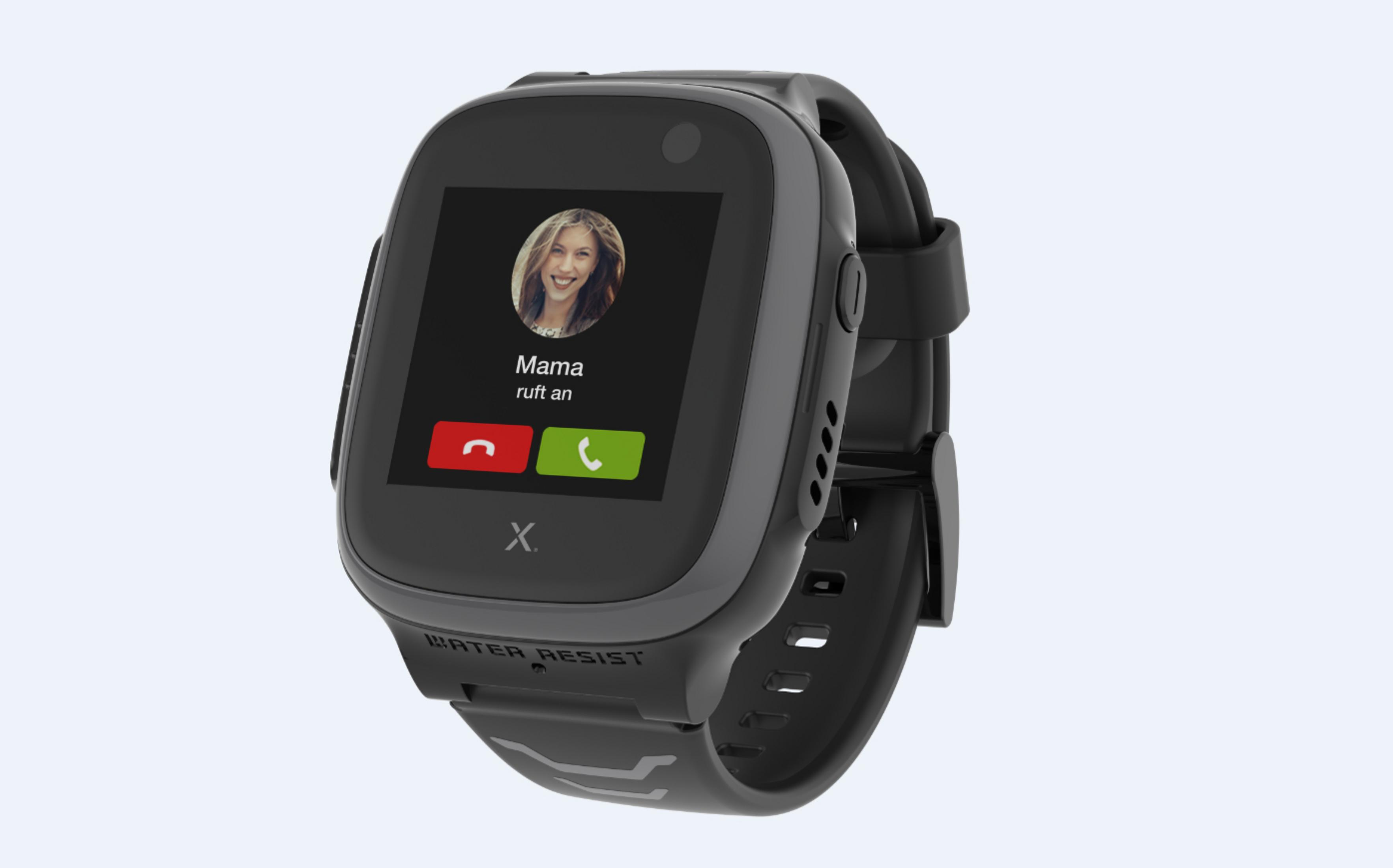 Eine Smartwatch zeigt ein Foto einer Frau und einen Anrufbildschirm mit 'Mama' ruft an. Schwarze Uhr mit schwarzem Armband.