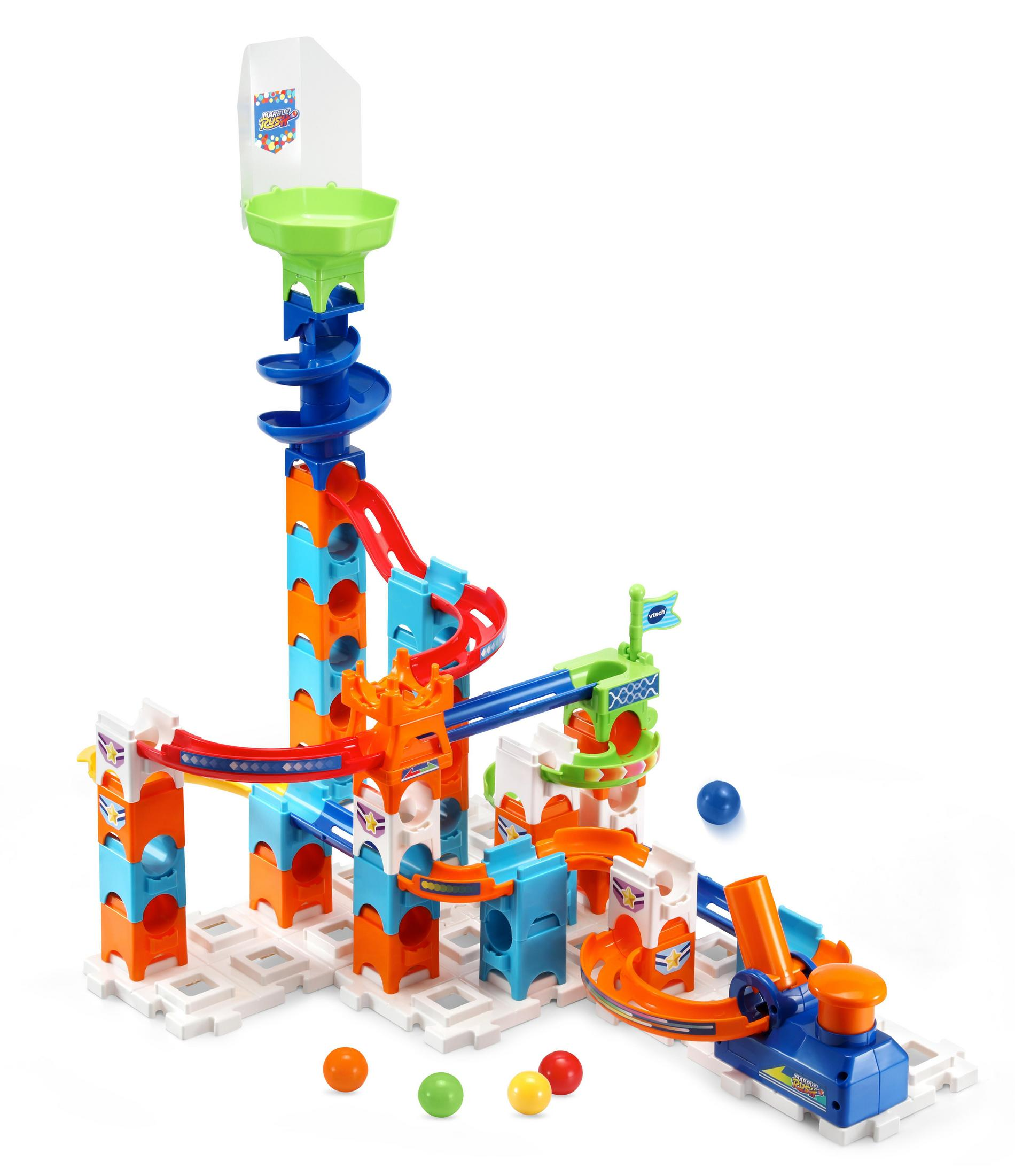 Ein mehrfarbiges Murmelbahnspielzeug mit mehreren Bahnen, orangefarbenen, blauen und grünen Teilen und Murmeln.