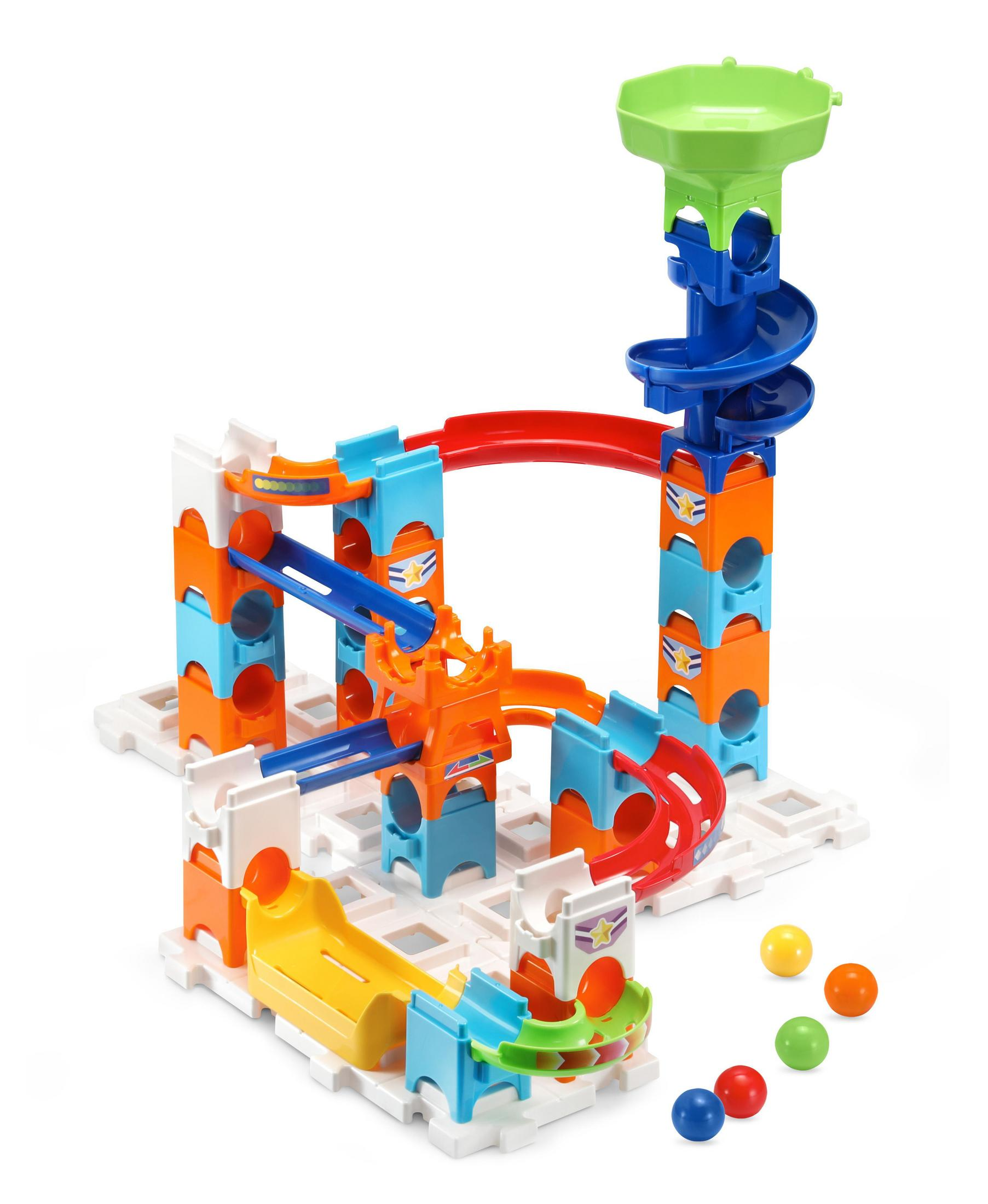 Farbenfrohes Murmelbahnspielzeug. Kugeln und Blöcke in Orange, Blau, Grün und Weiß auf weißem Hintergrund.