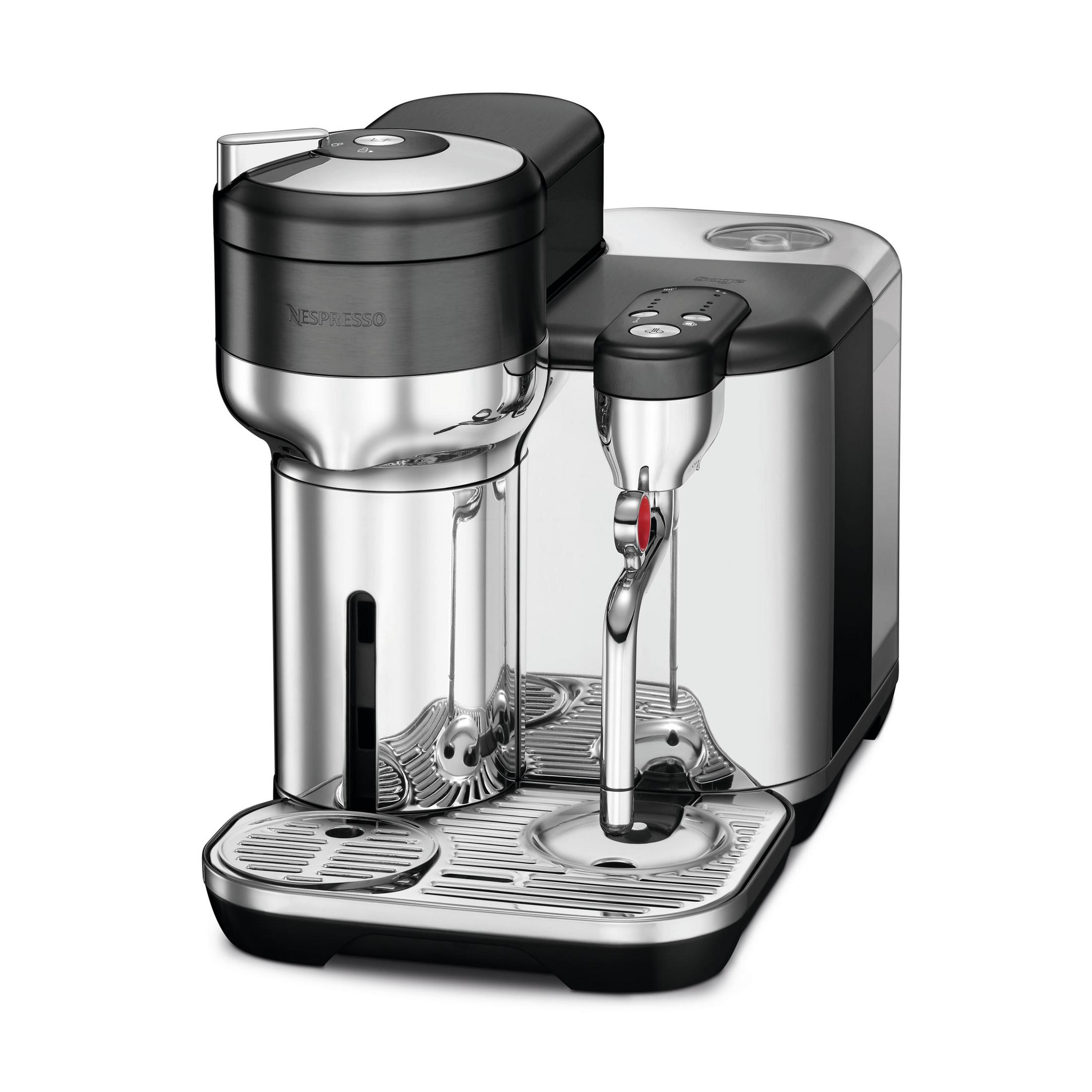 Eine silberne und schwarze Nespresso-Kaffeemaschine vor weißem Hintergrund.
