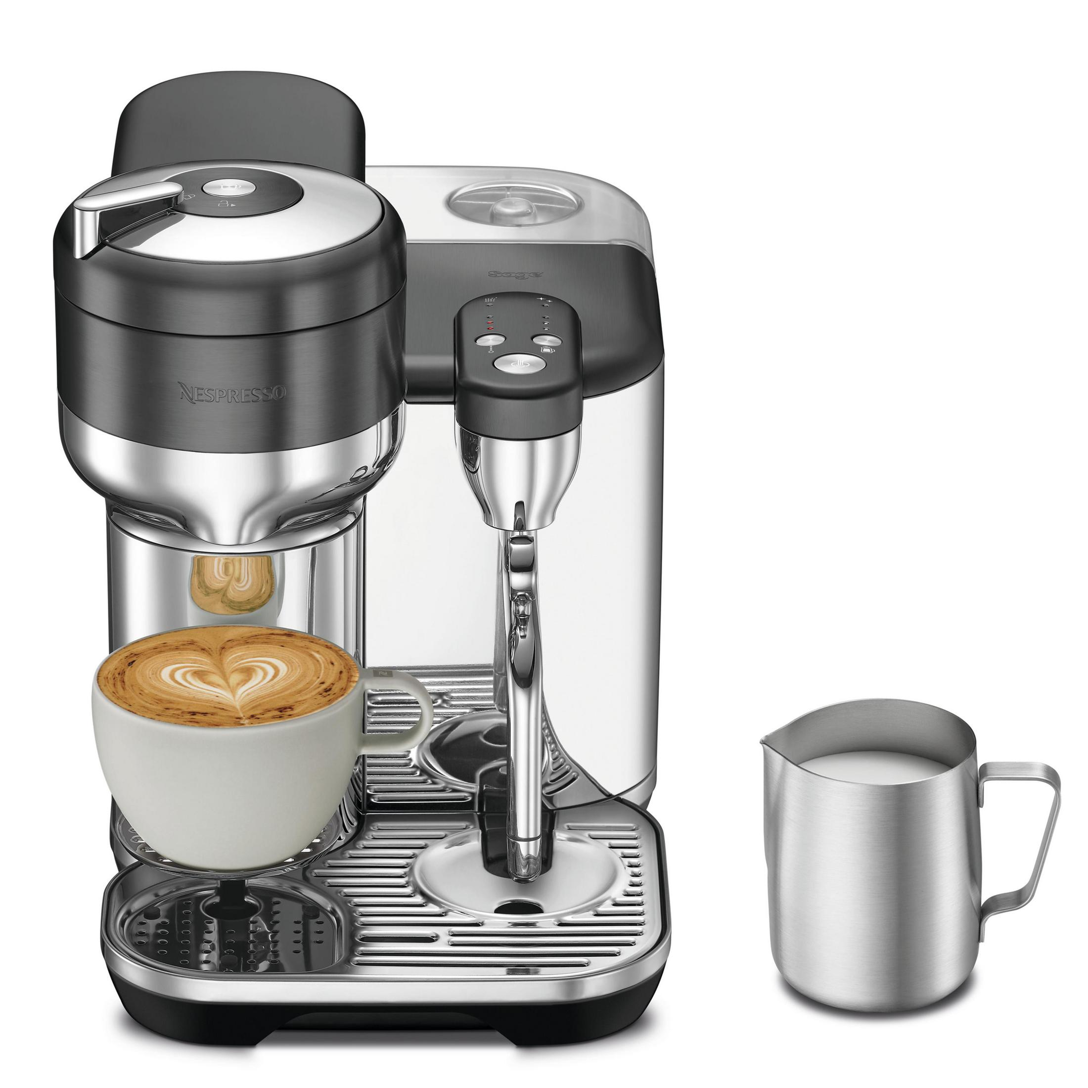 Espressomaschine mit Tasse Latte und Milchkanne.
