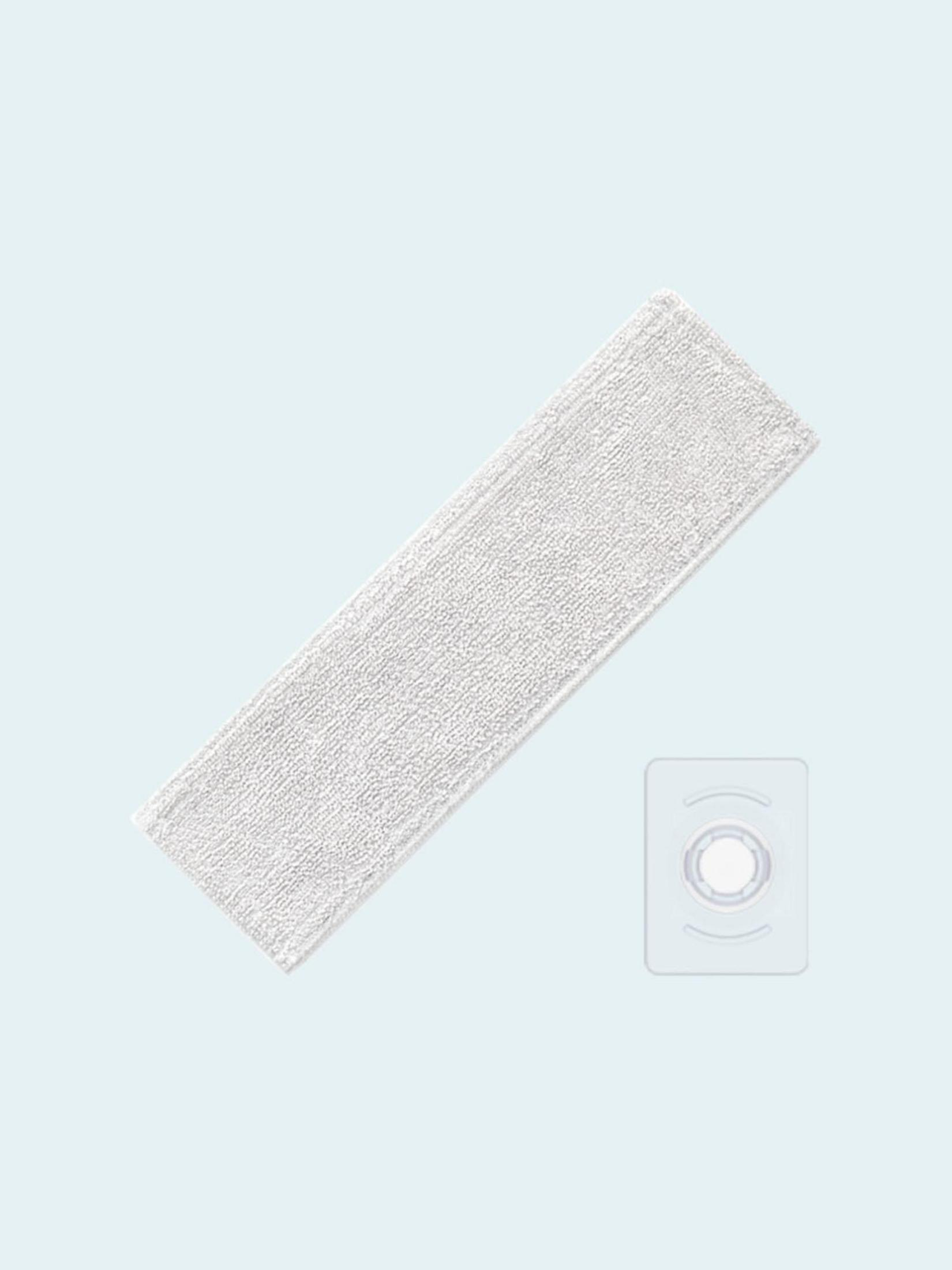 Biała prostokątna głowica mopa. Mały plastikowy element obok na jasnoniebieskim tle.