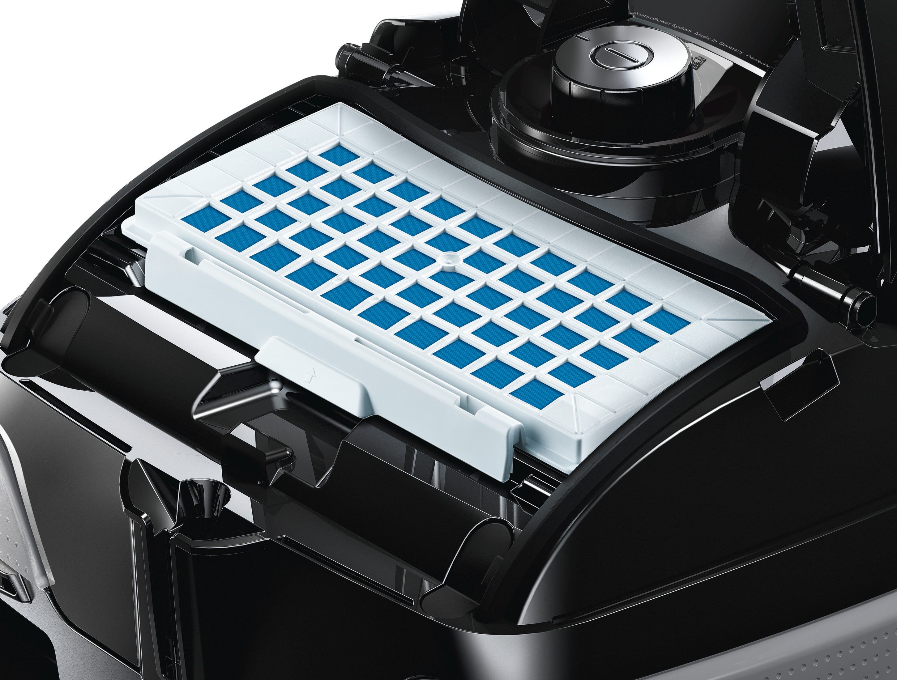 Zbliżenie czarnego odkurzacza z białym i niebieskim filtrem wewnątrz.