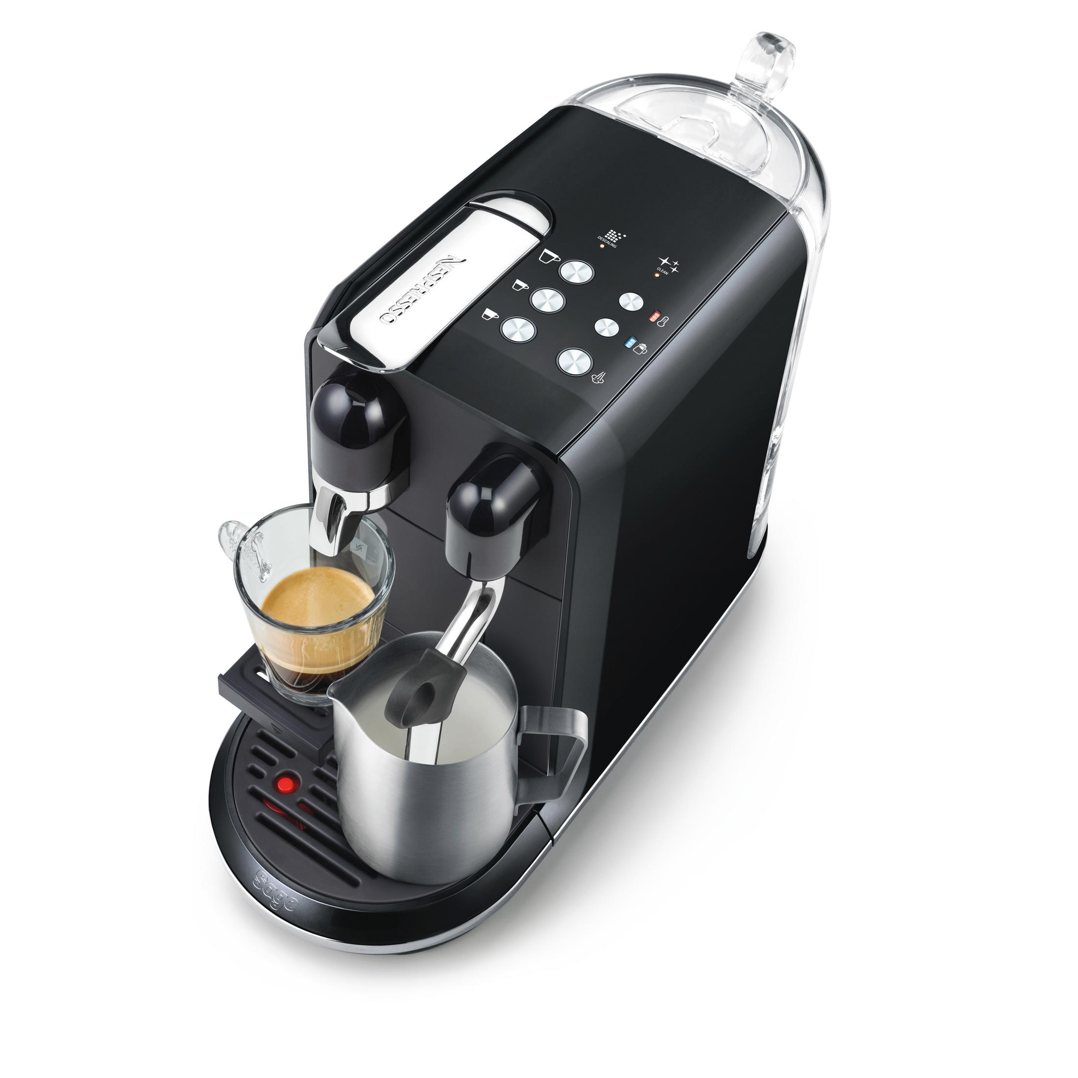 Schwarze Kaffeemaschine mit einem Glas Espresso und Milchkanne.