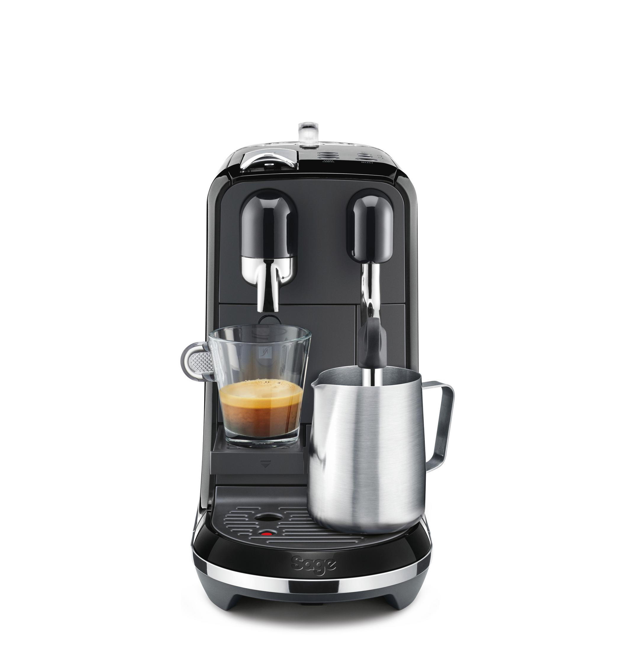 Schwarze Kaffeemaschine mit Glas und Milchkanne. Weißer Hintergrund.