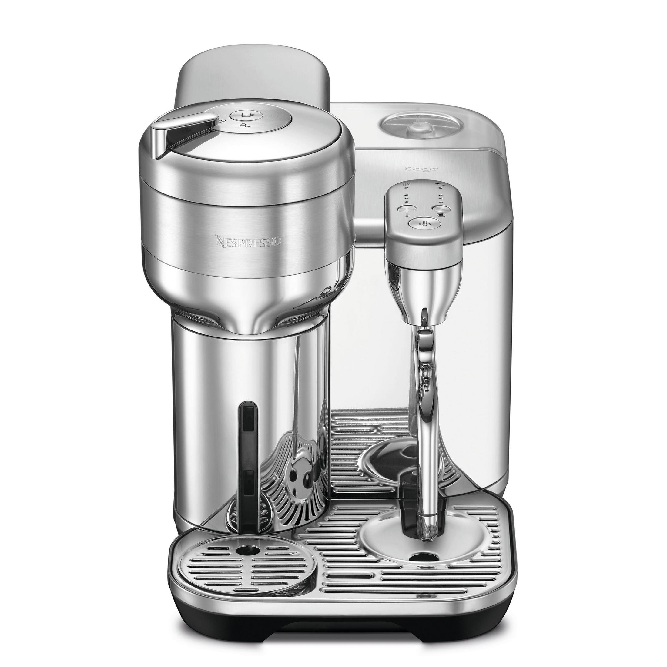 Silberne Nespresso Kaffeemaschine mit Wasserbehälter und Kaffeeausgabe.