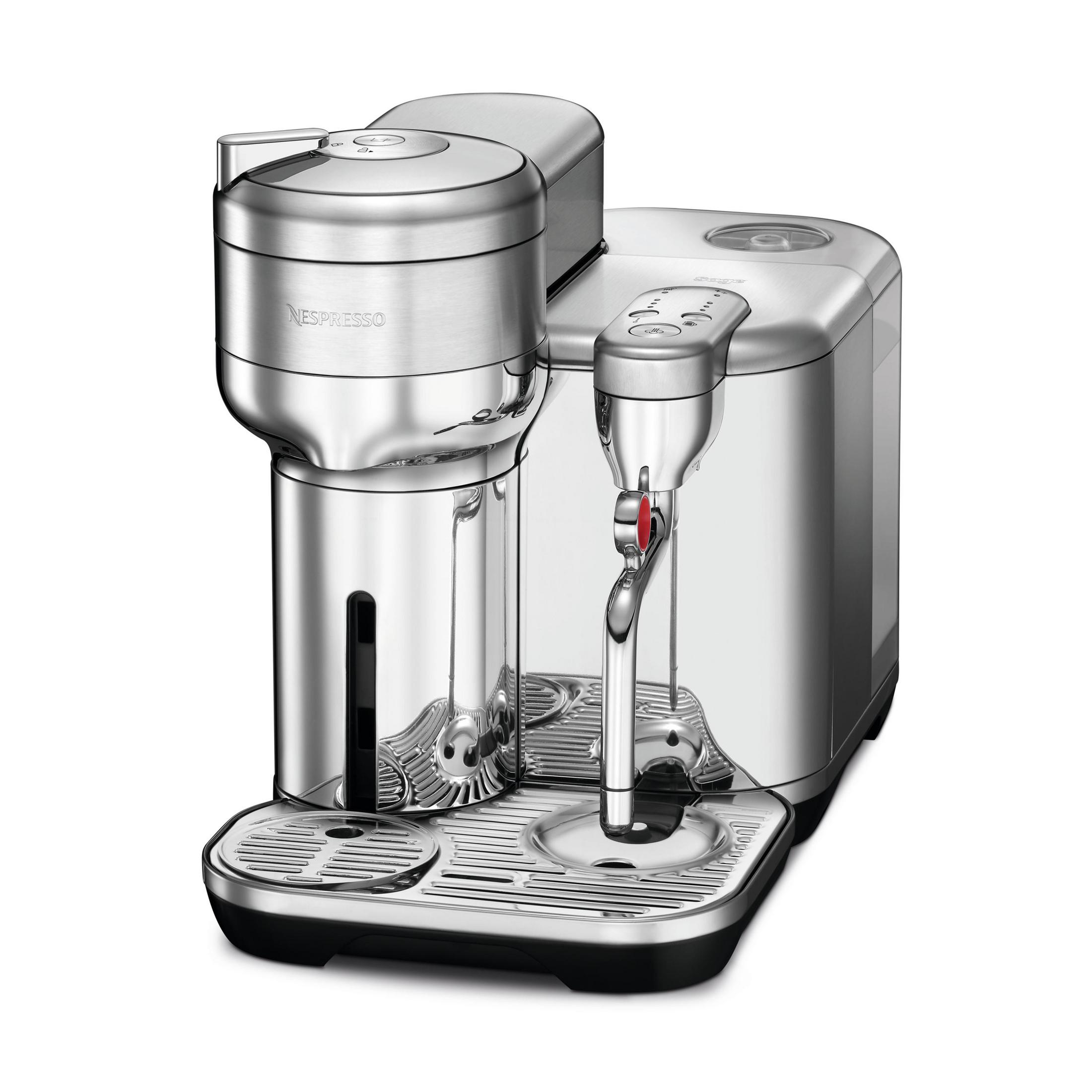 Eine glänzende, silberne Nespresso-Kaffeemaschine. Sie hat einen hohen und einen kleineren Abschnitt, Wassertank sichtbar.