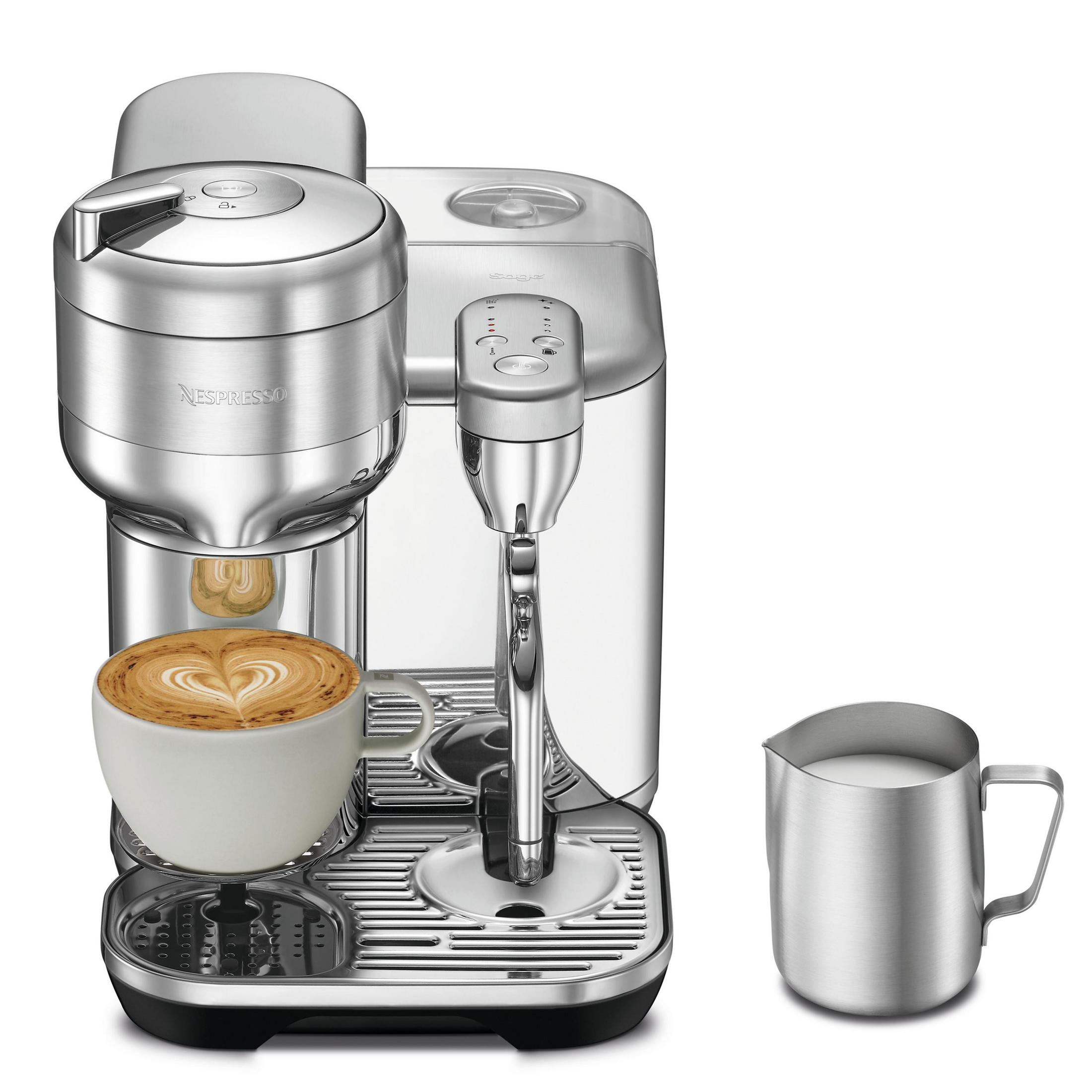 Glänzende silberne Nespresso-Kaffeemaschine mit Latte-Art-Tasse und Milchkännchen.