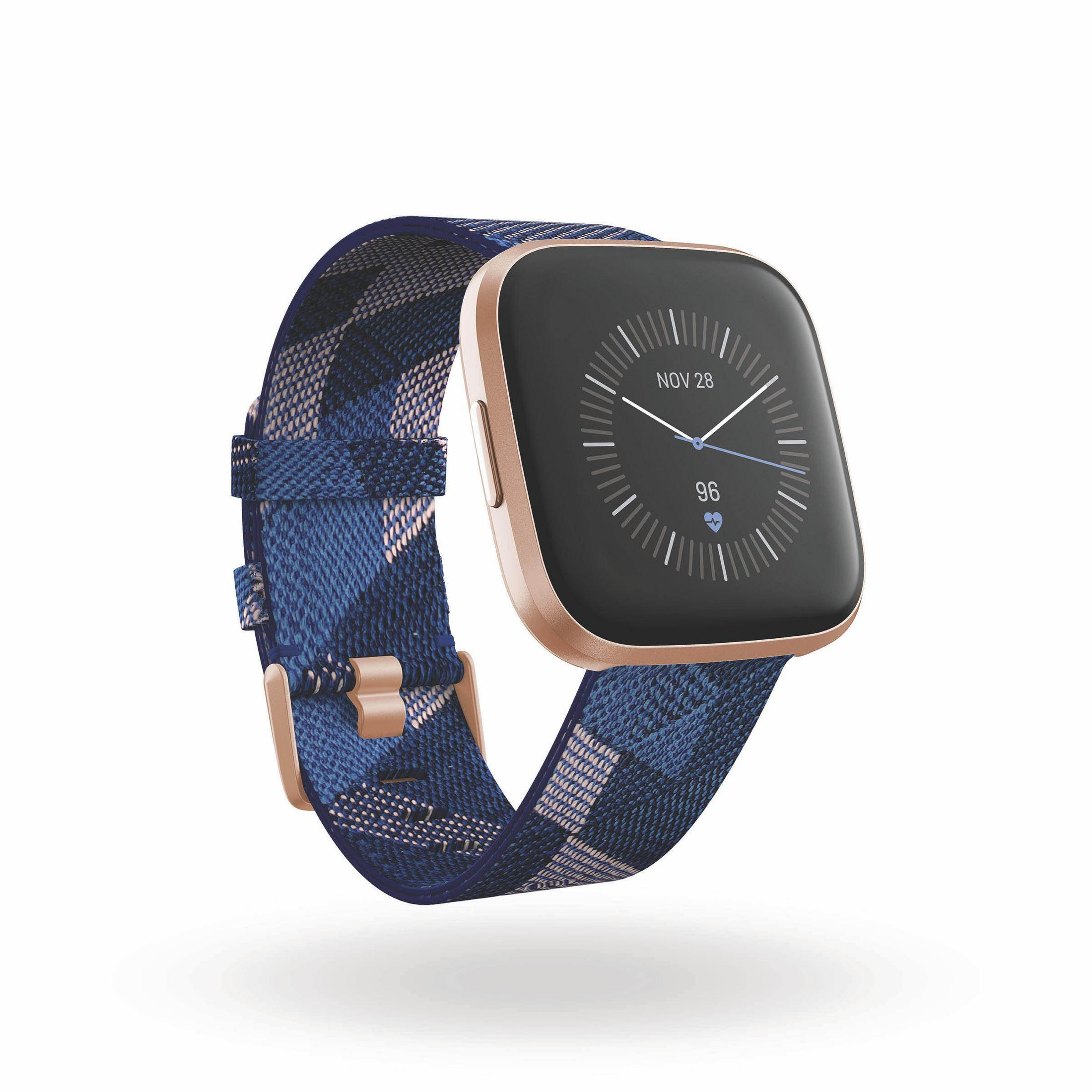 Eine goldene Smartwatch mit blauem Karoband. Die Uhr zeigt Datum und Herzfrequenz an.