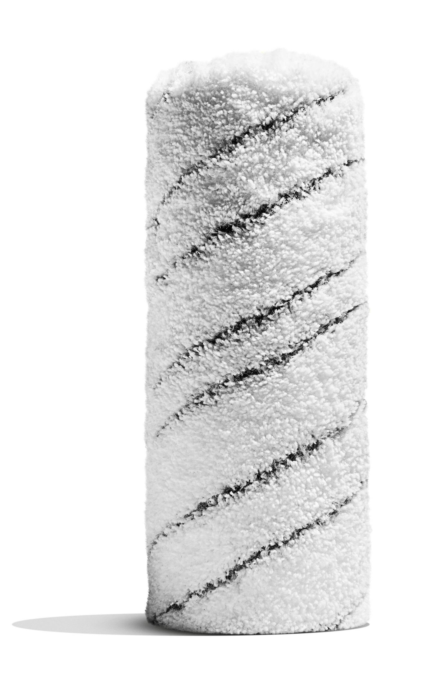 Un rodillo de pintura blanco con rayas diagonales negras, aislado sobre fondo blanco.