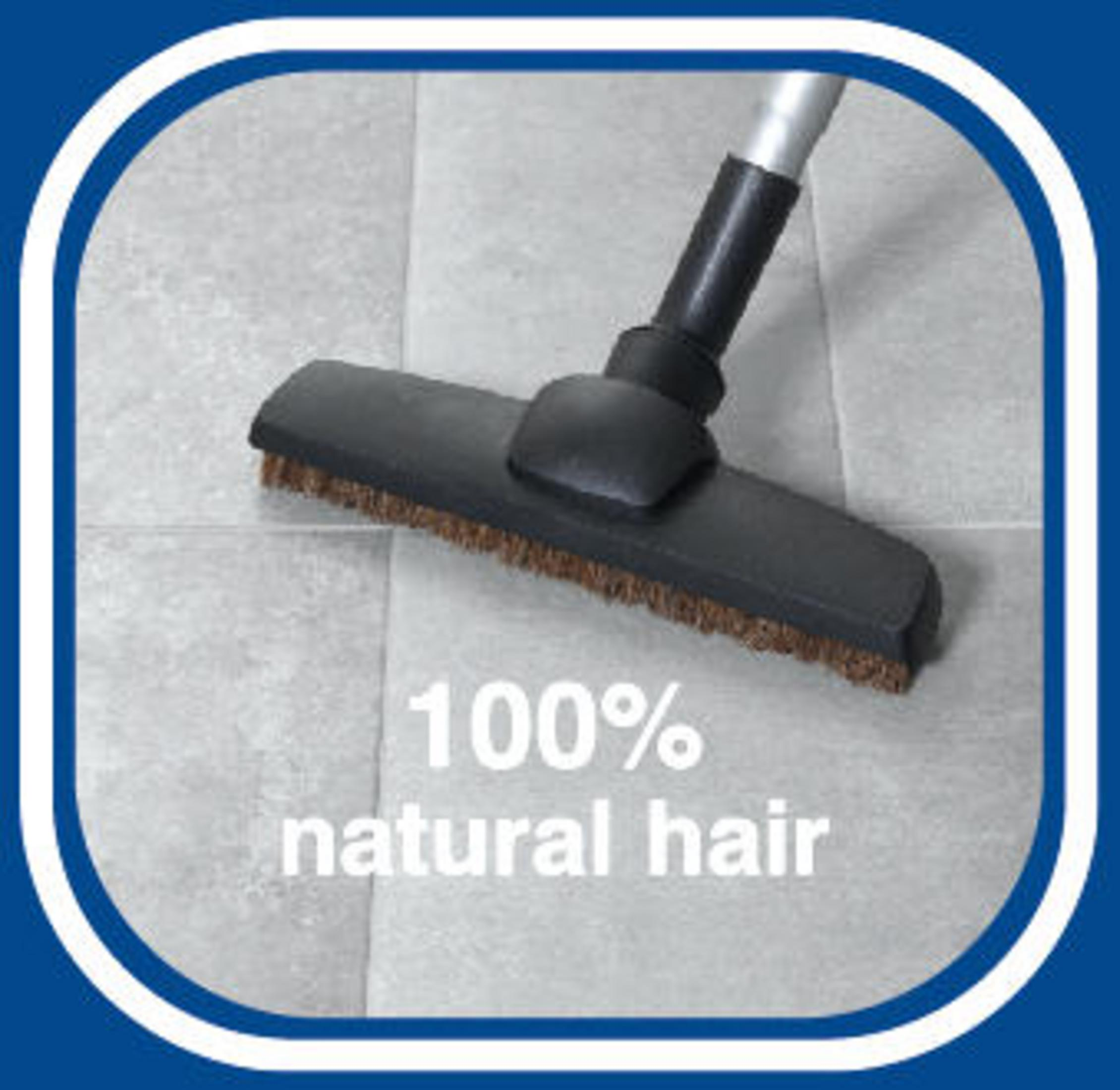 Staubsaugerkopf auf Fliesen, mit Text '100% Naturhaar' in einer blauen Box.