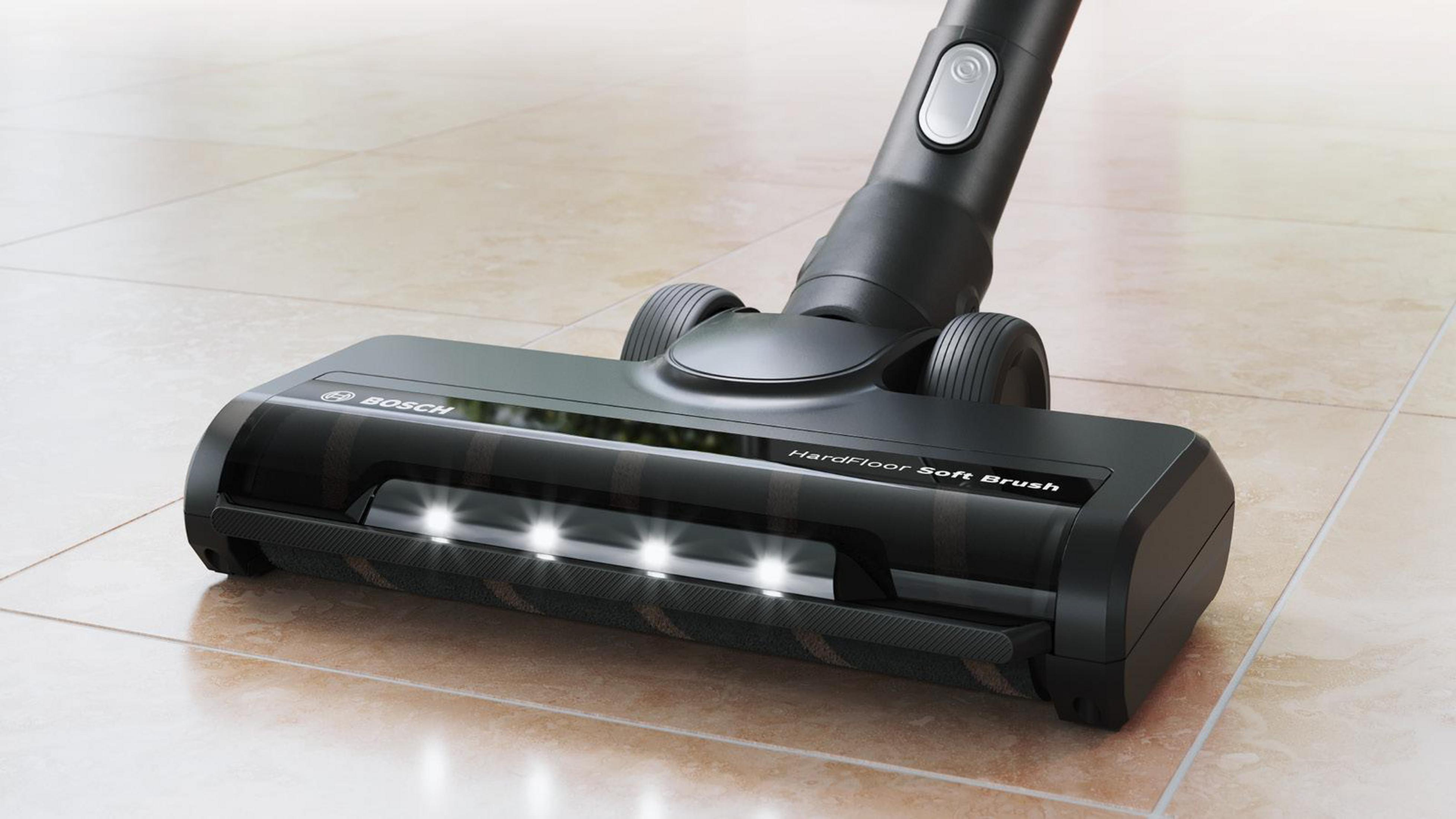 Zbliżenie czarnej głowicy odkurzacza Bosch ze światłami i etykietą HardFloor.