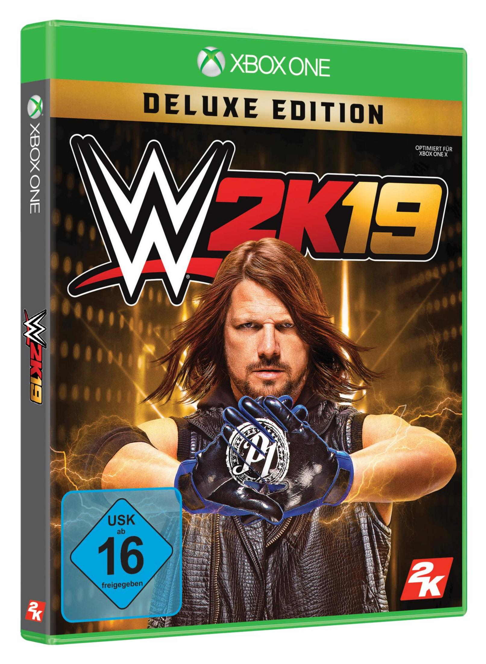 Spielhülle von WWE 2K19 Deluxe Edition. Auf dem Cover ist AJ Styles in der Mitte mit dem Spielelogo zu sehen.