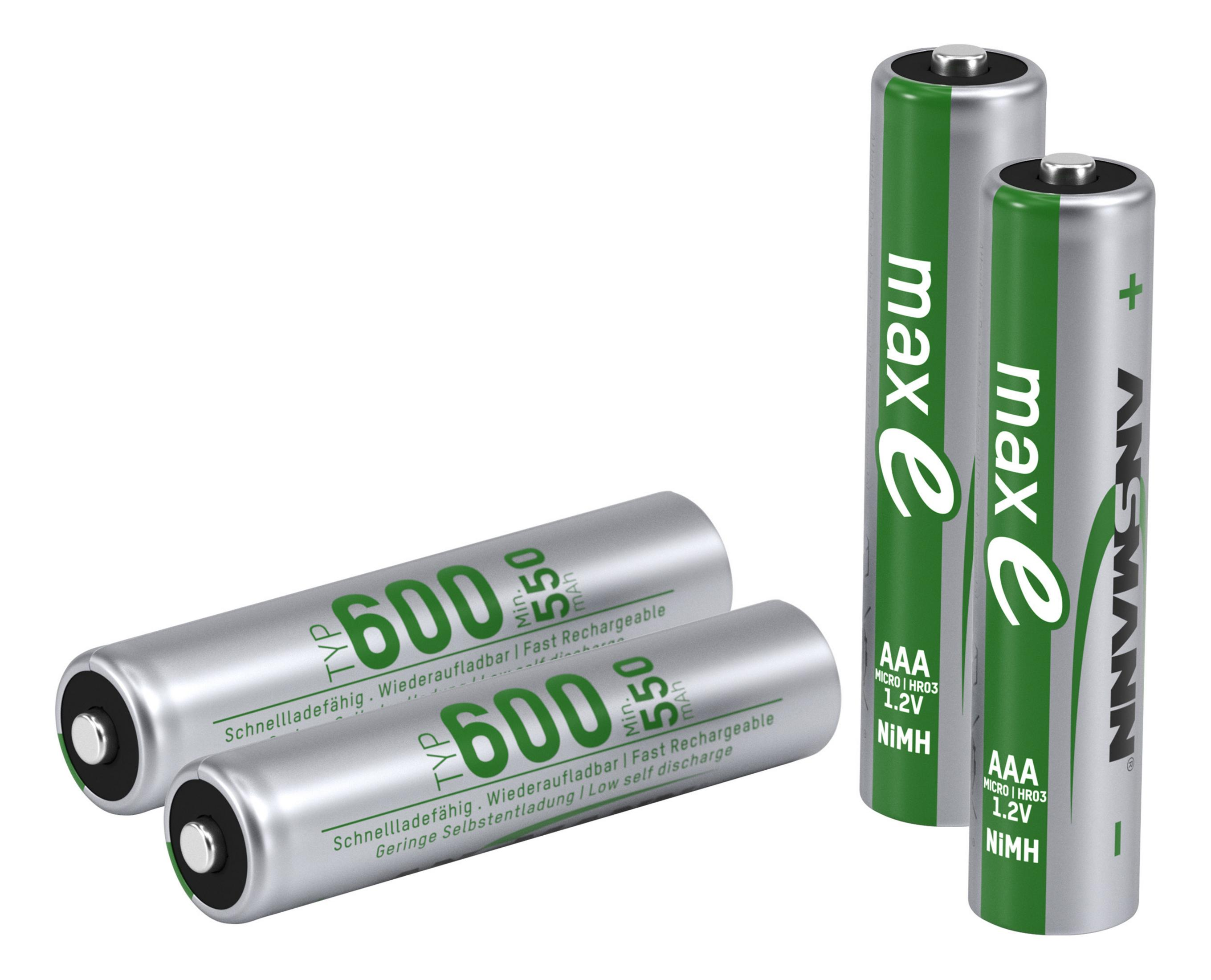 Cztery baterie Ansmann AAA. Dwie obok siebie, dwie stoją prosto z zielonymi etykietami.