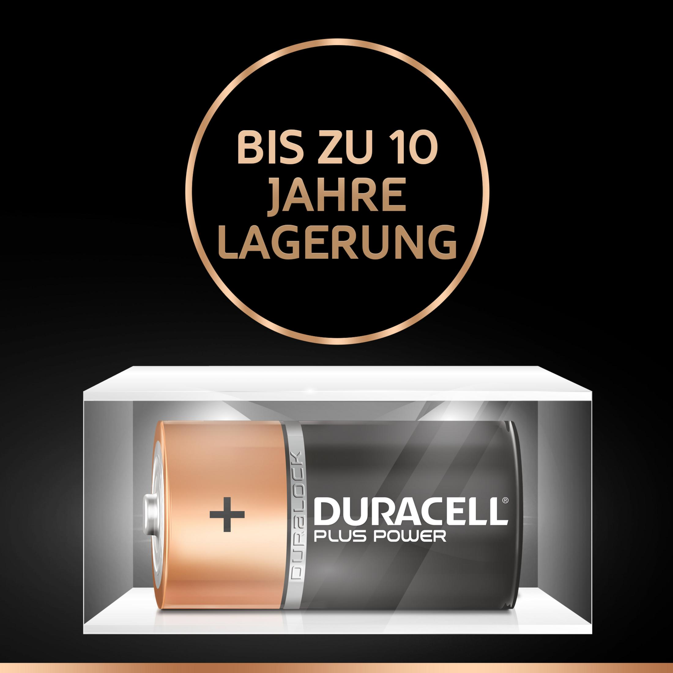 Duracell-Batterie auf einem Ständer. Oben steht in einem goldenen Kreis 'BIS ZU 10 JAHRE LAGERUNG'.