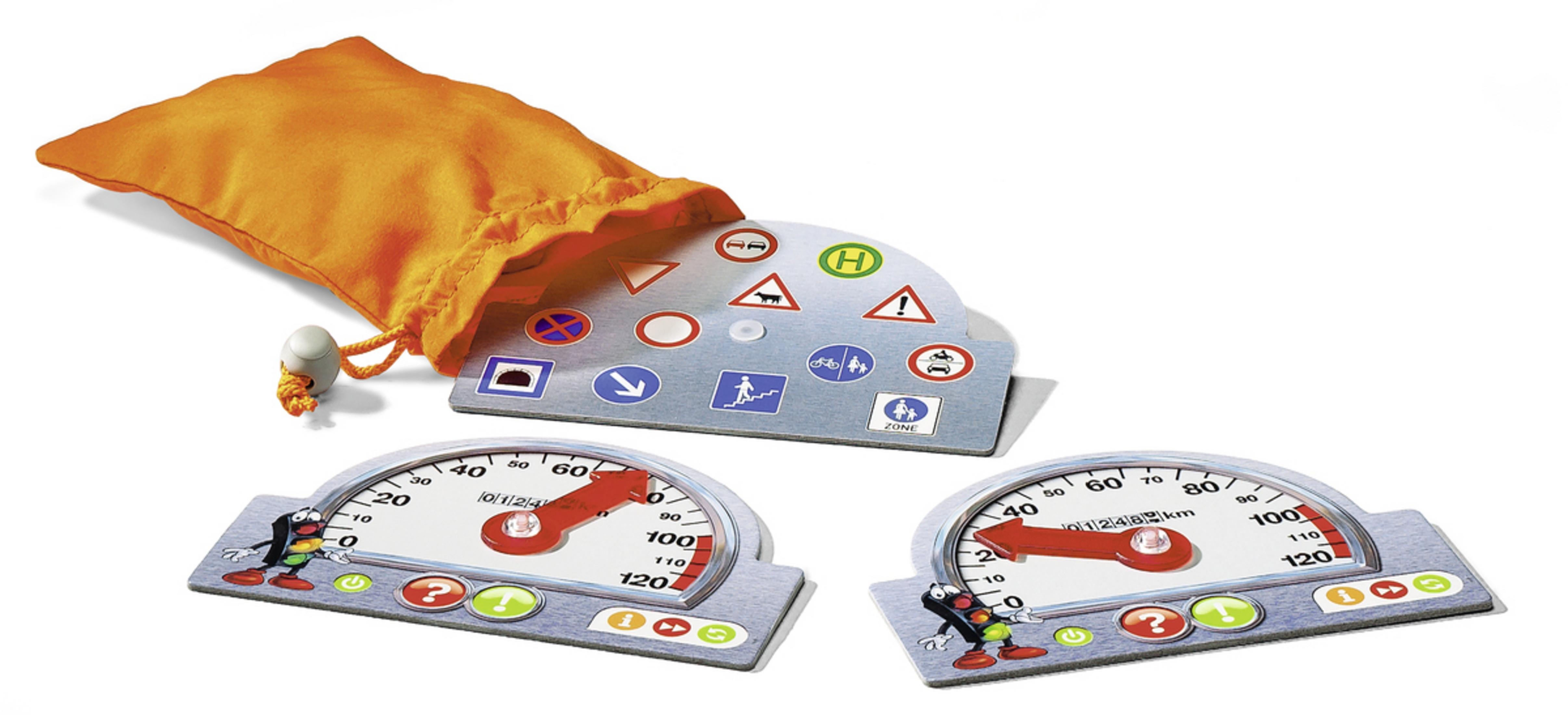 Ein Brettspielset mit Verkehrsschildern, Tachometern und einem orangefarbenen Beutel mit Kordelzug.