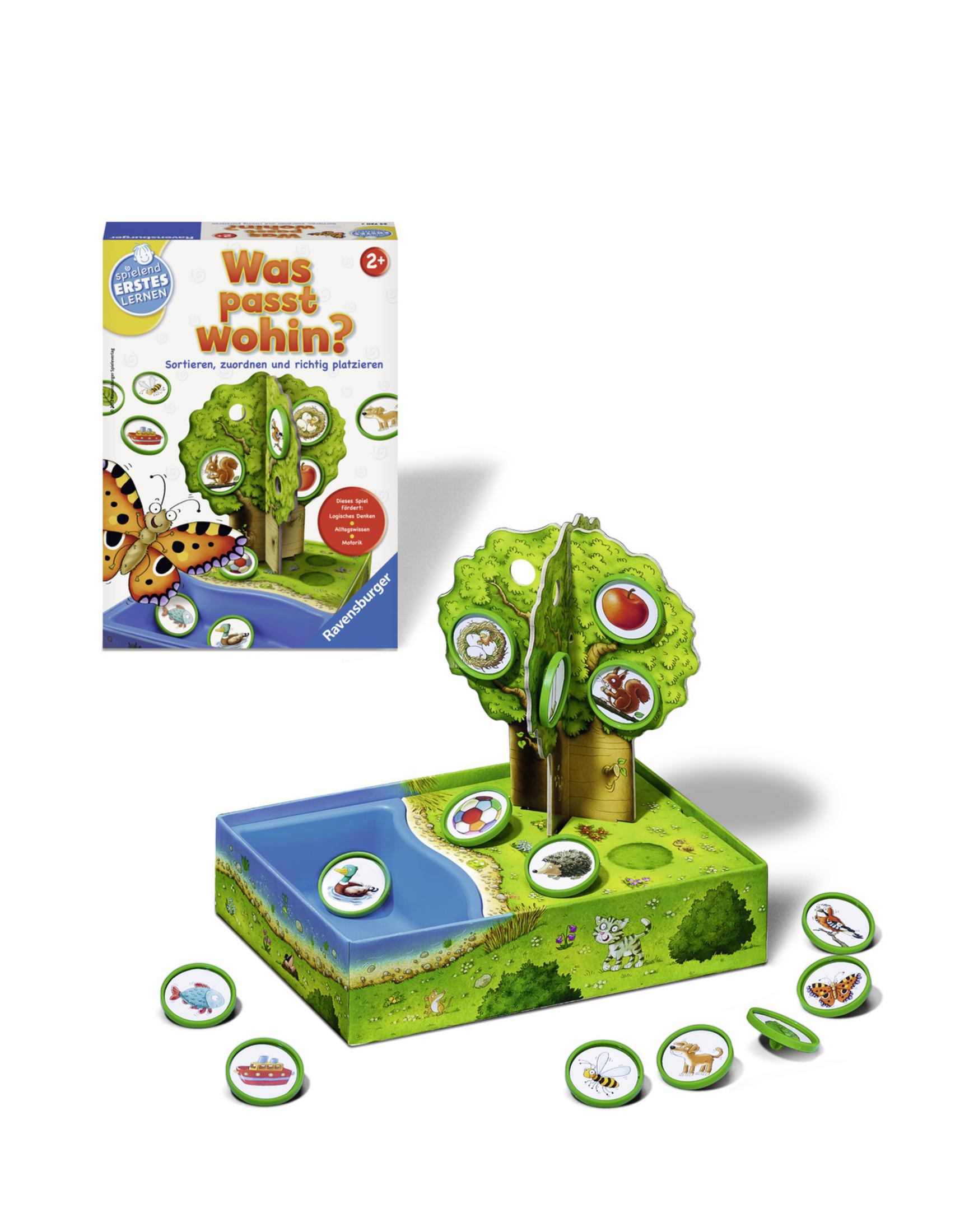 Ein Kinderspiel mit einem Baum mit Löchern, Tieren und Objekten zusammen mit der Spielbox.