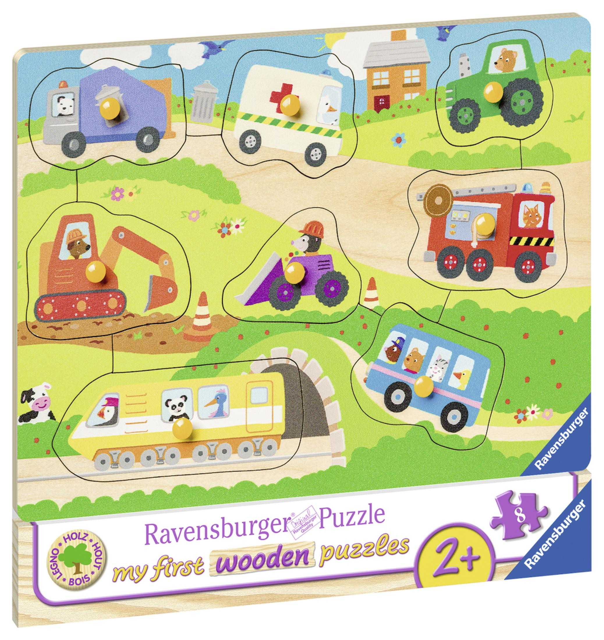 Ein Holzpuzzle mit verschiedenen Fahrzeugen und Tierfiguren in einer grünen Landschaft.