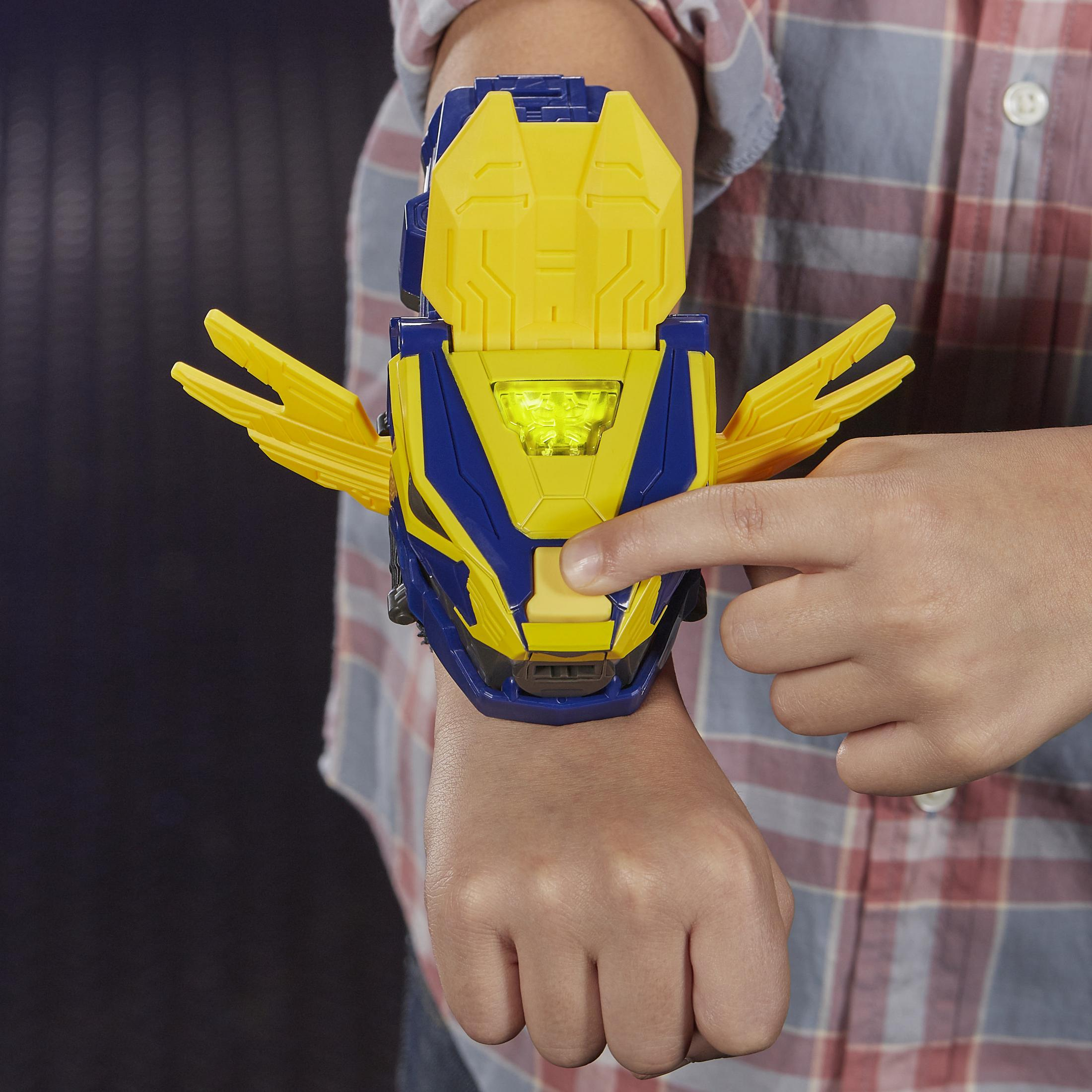 Zabawka dla dziecka noszona na nadgarstku. Jest niebiesko-żółta z wciskanym przyciskiem.