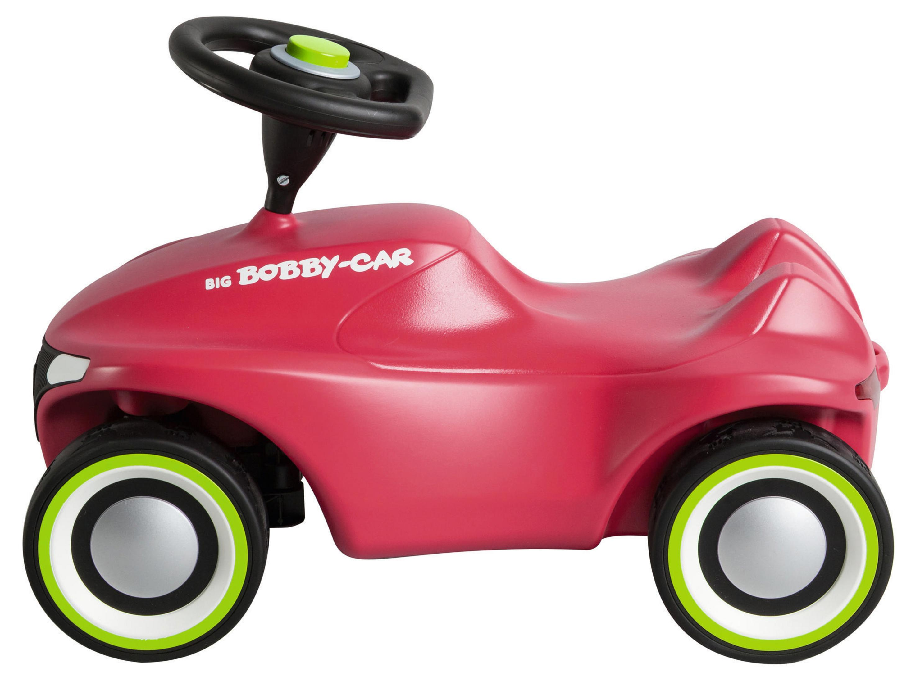 Coche de juguete de plástico rojo con volante verde y llantas verdes.