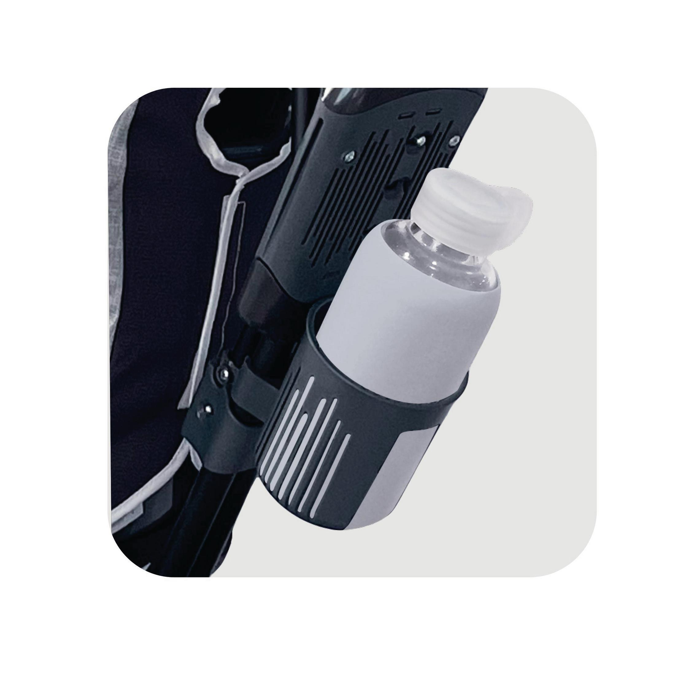 Flaschenhalter an einem schwarzen Kinderwagen befestigt. Eine transparente Flasche ist im Halter.