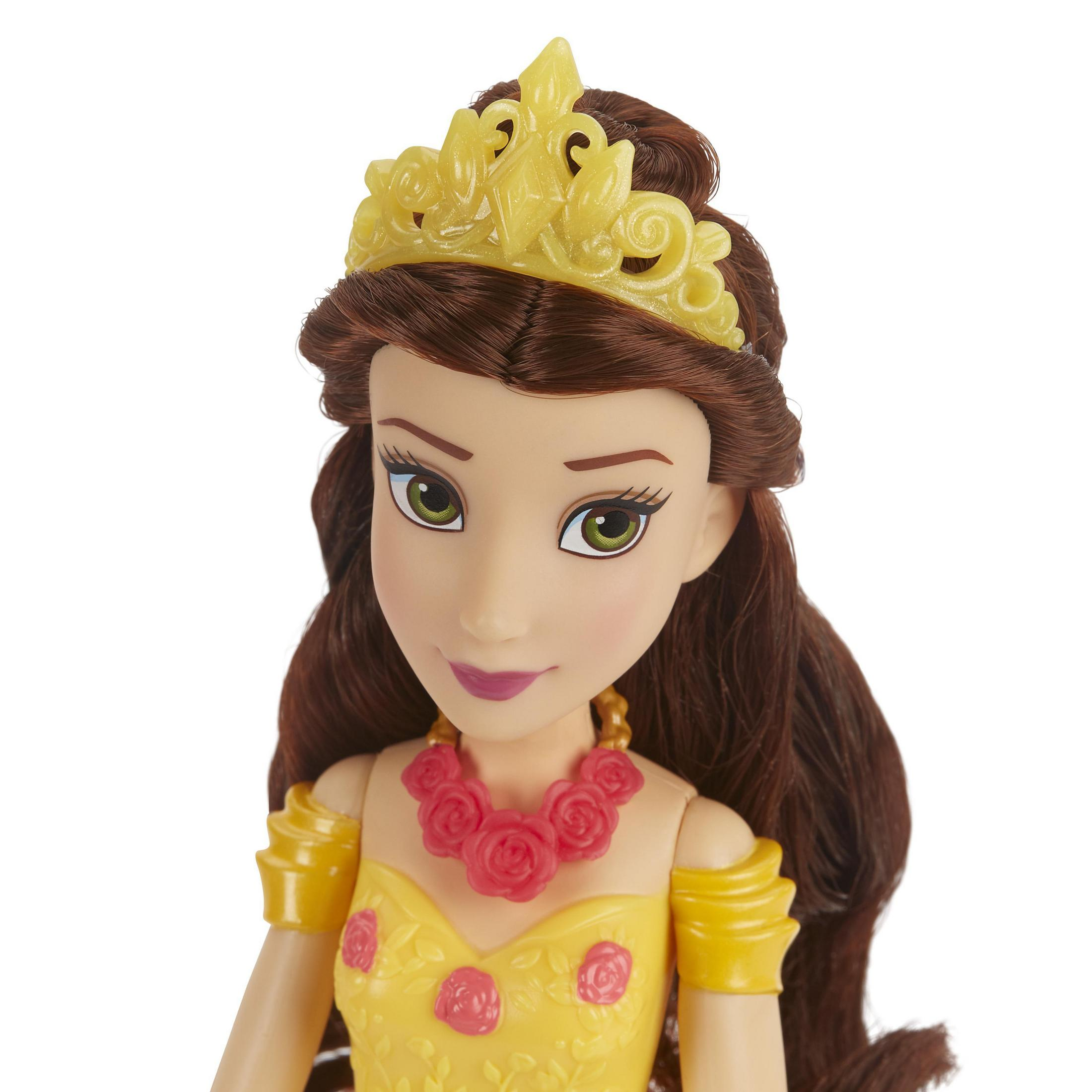 Nahaufnahme einer Disney-Prinzessinnenpuppe, die ein gelbes Kleid und eine goldene Tiara trägt.